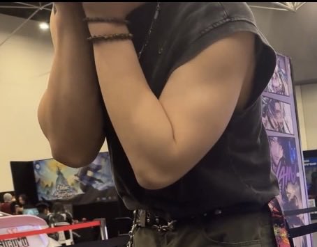 N_NightCloud's tweet photo. His arms are so distracting I just want a bite 😩 https://t.co/g7KdRUmUIp