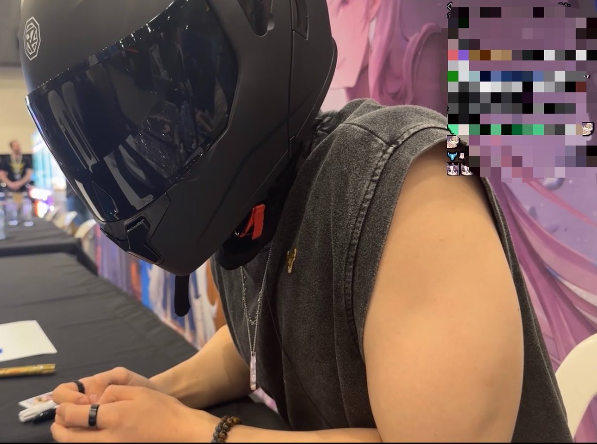 N_NightCloud's tweet photo. His arms are so distracting I just want a bite 😩 https://t.co/g7KdRUmUIp