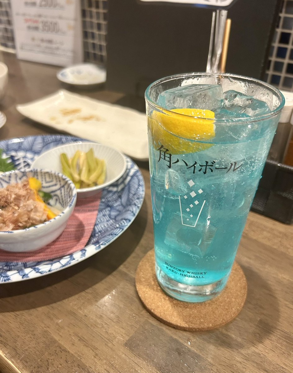 iconoclasm1669's tweet photo. ご近所のSLAVEさんと一緒に、おかみがドエルさんで焼き師さんがGLAY好きな焼き鳥屋さんに行ってきた
食事も青いレモンサワー「DIVE TO BLUE」もおいしく頂いて、最後は「SLAVEさーん！お魚さーん！おやすみなさーい！」ってお見送りしてもらった🫶🌙 https://t.co/y6lQAzDMjm