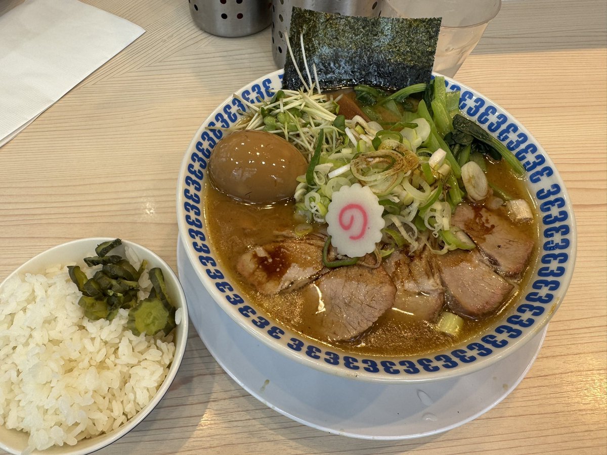 masakaz59's tweet photo. 三浦家ROZEOさん。
ちょっとスープがしょっぱすぎて、かなり残した。つけ麺か？と思うほど。つけ麺ならスープ割で最後まで美味しく食べれたと思うけど。。。期待したけど残念でした。麺、味玉、めんま、チャーシュー、などはハイレベルなだけに、、、 https://t.co/EVVj1micHQ