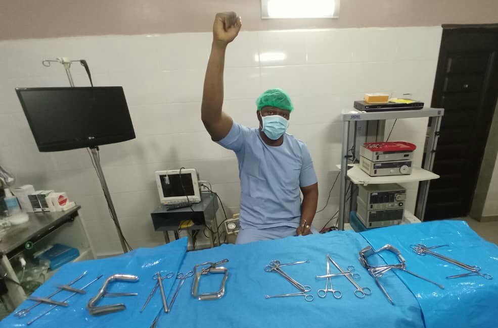 Oselpqt's tweet photo. So We were in the theatre when we heard the IGP has disbanded F-SARS...I decided to celebrate surgically with za surgical Instruments! 🙌🙌🙌🙌❤❤💙 with my peeps
#EndSARS #EndSarsNow was a huge success and this is beginning of a great PARADIGM SHIFT! https://t.co/FhcBfvmdDT
