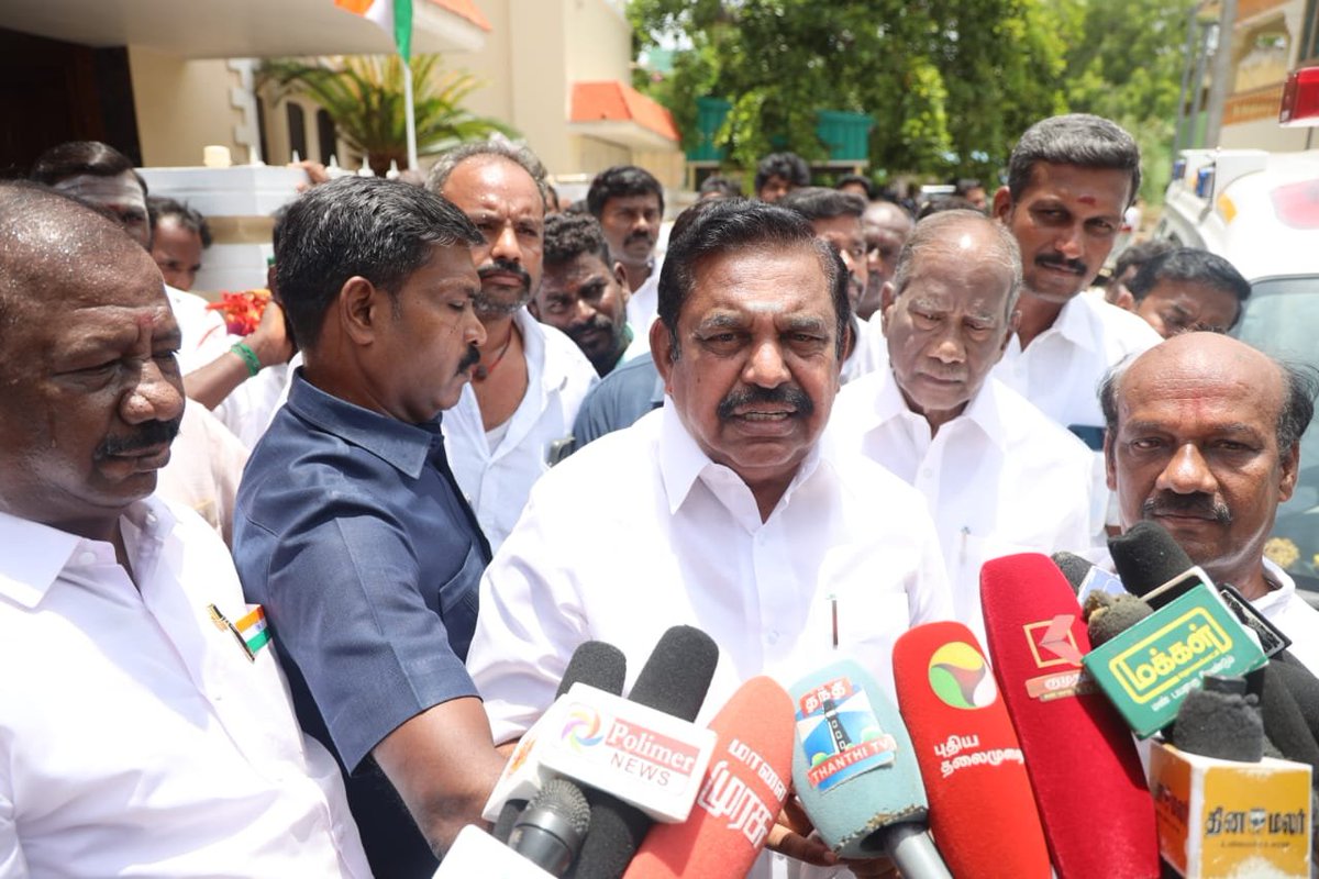 AIADMKOfficial's tweet photo. கள்ளக்குறிச்சி மாவட்டம், திருக்கோவிலூர் சட்டமன்றத் தொகுதியில் அதிமுக சார்பில் போட்டியிட்டு வெற்றி பெற்ற சட்டமன்ற உறுப்பினர் திரு. பழனிசாமி அவர்கள், தனது தேர்தல் பிரச்சாரத்தின் போது திருக்கோவிலூர் சட்டமன்றத் தொகுதி மக்களின் பயன்பாட்டிற்காக இரண்டு ஆம்புலன்ஸ் வழங்குவதாகத் தெரிவித்திருந்த வாக்குறுதியை நிறைவேற்றும் வகையில்

புதிதாக வாங்கப்பட்ட இரண்டு ஆம்புலன்ஸ் சேவையை மாண்புமிகு கழகப் பொதுச்செயலாளர் புரட்சித் தமிழர் @EPSTamilNadu அவர்கள் கொடியசைத்துத் தொடங்கி வைத்து மக்கள் பயன்பாட்டிற்கு அர்ப்பணித்தார்.
