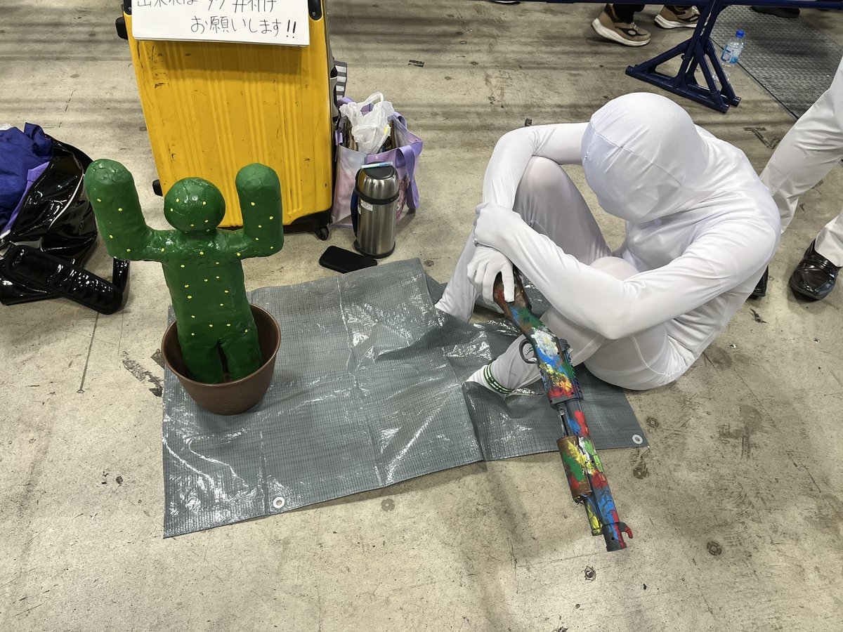 underwintermoon's tweet photo. 夏コミ特有の突発的な併せを期待して、流行中の「めっちゃカメレオン」のコスプレしたのに、俺しかやってる奴見当たらなかった…

#めっちゃカメレオン
#MecchaChameleon
#C108_cos
#コミックマーケット108 https://t.co/W3aWGshSW0