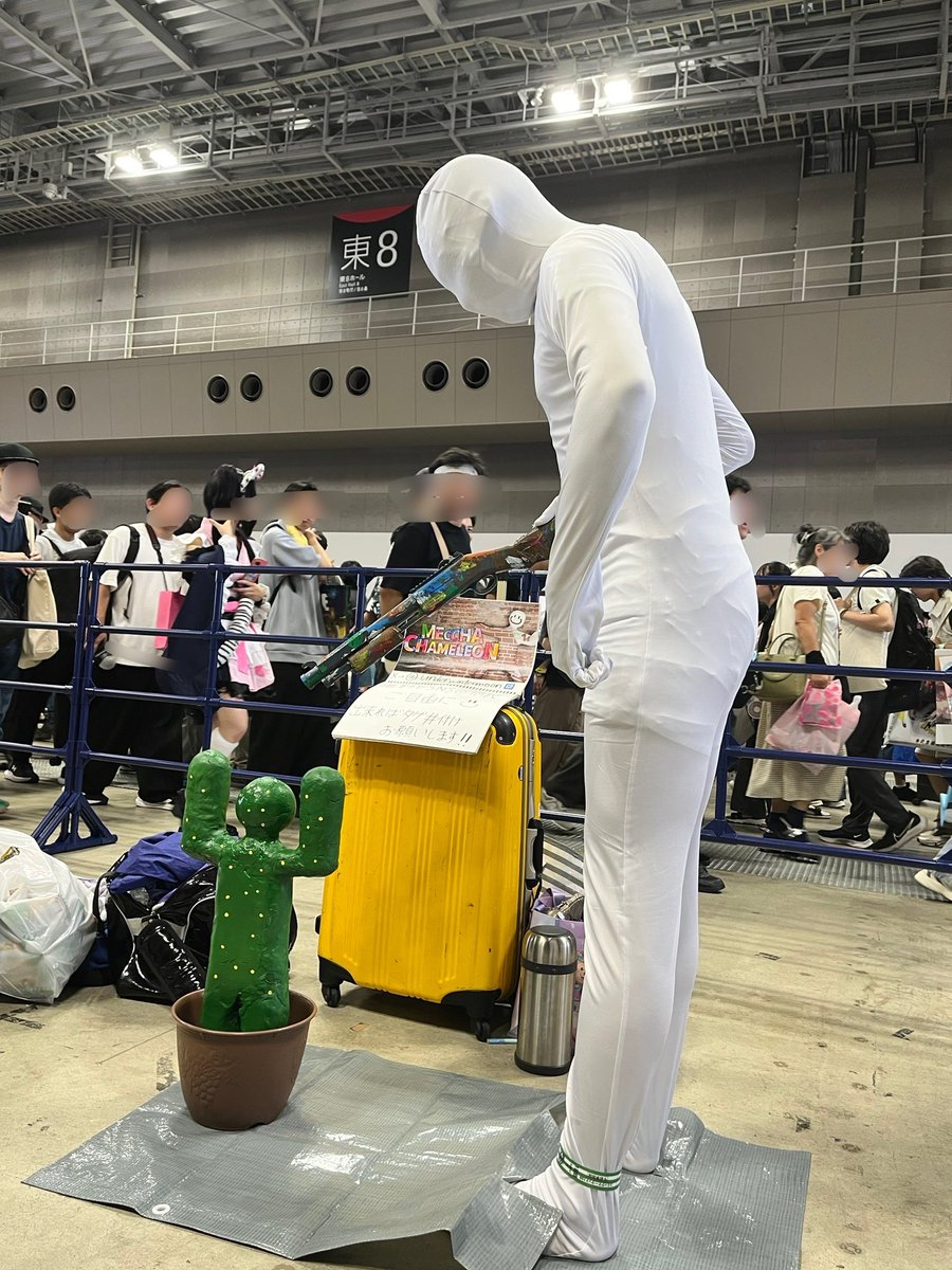 underwintermoon's tweet photo. 夏コミ特有の突発的な併せを期待して、流行中の「めっちゃカメレオン」のコスプレしたのに、俺しかやってる奴見当たらなかった…

#めっちゃカメレオン
#MecchaChameleon
#C108_cos
#コミックマーケット108 https://t.co/W3aWGshSW0