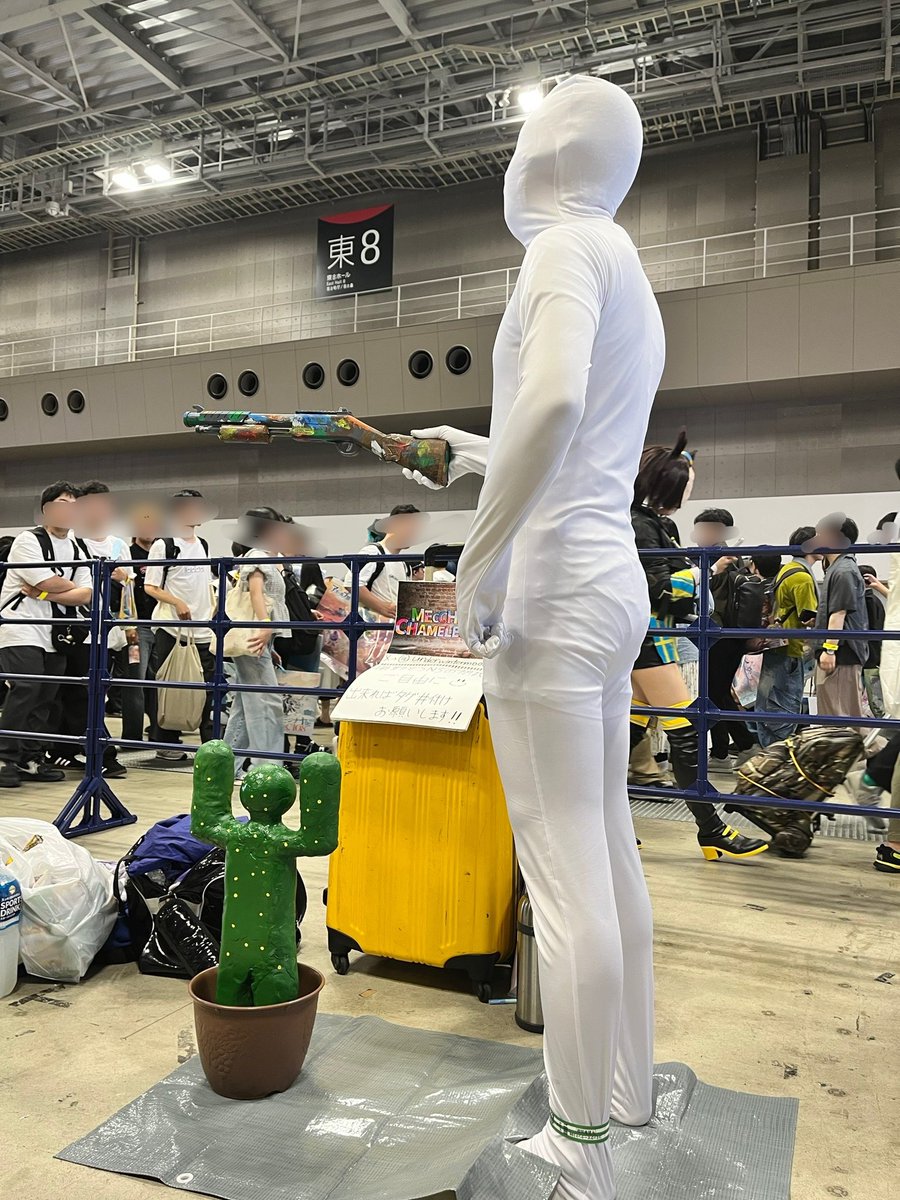 underwintermoon's tweet photo. 夏コミ特有の突発的な併せを期待して、流行中の「めっちゃカメレオン」のコスプレしたのに、俺しかやってる奴見当たらなかった…

#めっちゃカメレオン
#MecchaChameleon
#C108_cos
#コミックマーケット108 https://t.co/W3aWGshSW0