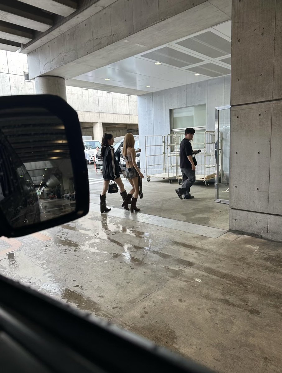 lsch684869's tweet photo. Chinese fans ran into Rora and Ruka and took photos.

#RORA #RUKA #BABYMONSTER https://t.co/RVNSsk62uR