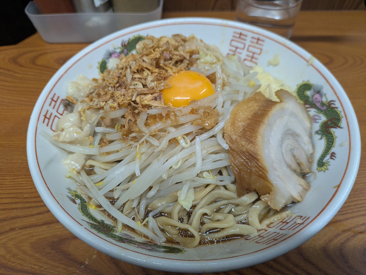 belial_68's tweet photo. ラーメン二郎亀戸店
汁なし
ヤサイ少なめニンニクアブラタレ

着丼は並びから55分
美味すぎ、麺てろてろ https://t.co/fIb0Dh3zL9