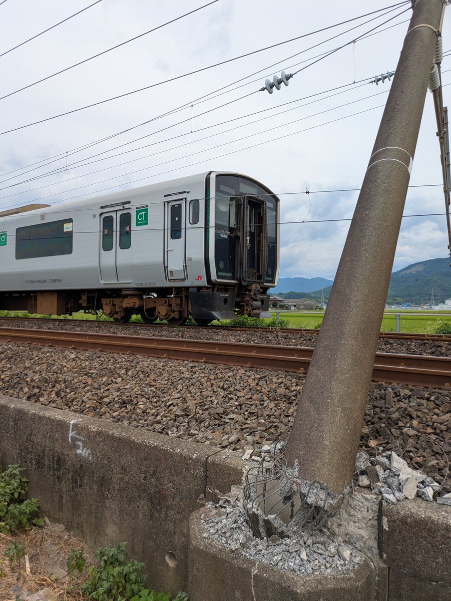 K81QEh3aZqa6i0f's tweet photo. 改めてよく見ると、架線は車体にくっついてるよね？ https://t.co/9FCszWgarf