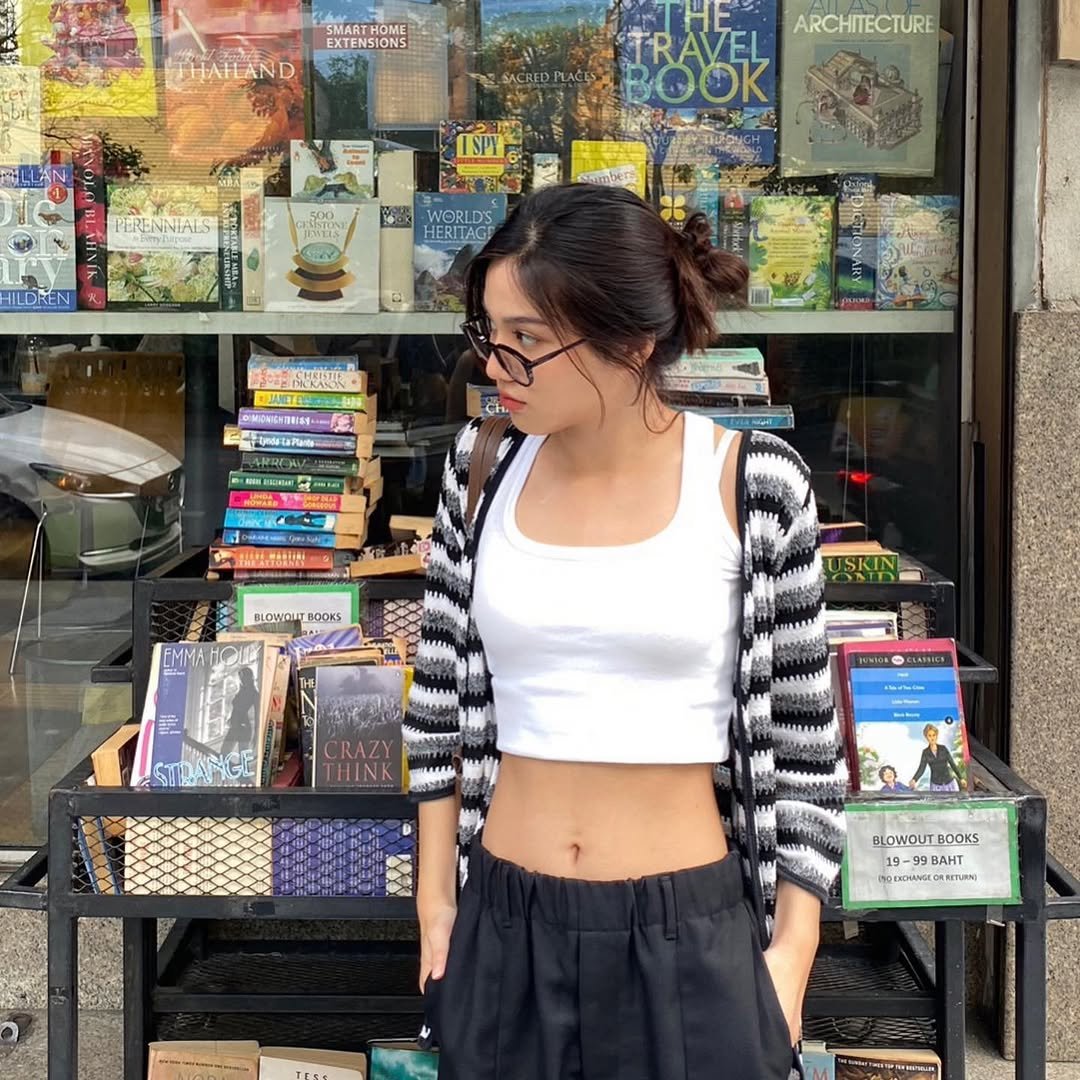 bonnieptr's tweet photo. Me casually pretending I came here for the books when we all know I was mostly looking for a cute spot to take pictures. The glasses are doing most of the intellectual work anyway. https://t.co/qoRYq1Jp2L