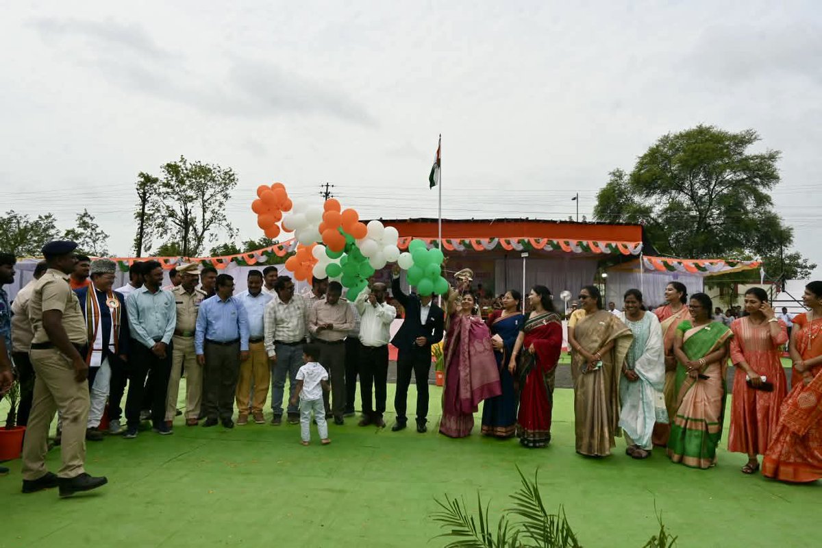 drmned's tweet photo. 🇮🇳🕊️ A Symbol of Peace & Freedom 🕊️🎈

On the auspicious occasion of the 80th Independence Day, Shri Pradeep Kamle, DRM/Nanded, released white doves and balloons into the sky at Mini Stadium, DOC, Nanded.

The graceful doves and colourful balloons soaring high symbolised peace, freedom, hope and harmony, adding a beautiful and memorable moment to the celebrations. 🇮🇳✨

#IndependenceDay2026 #IndependenceDay #HarGharTiranga #IndianRailways #Peace #Freedom

@RailMinIndia @SCRailwayIndia