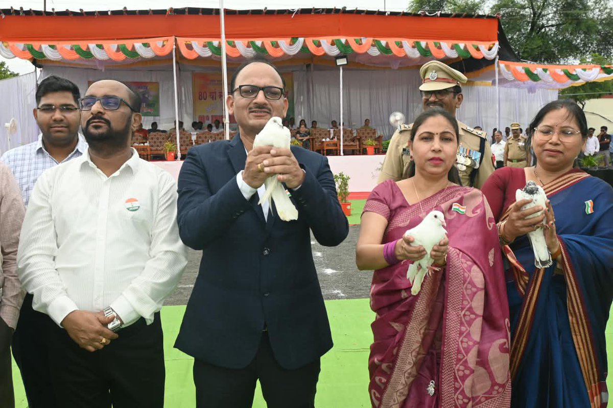 drmned's tweet photo. 🇮🇳🕊️ A Symbol of Peace & Freedom 🕊️🎈

On the auspicious occasion of the 80th Independence Day, Shri Pradeep Kamle, DRM/Nanded, released white doves and balloons into the sky at Mini Stadium, DOC, Nanded.

The graceful doves and colourful balloons soaring high symbolised peace, freedom, hope and harmony, adding a beautiful and memorable moment to the celebrations. 🇮🇳✨

#IndependenceDay2026 #IndependenceDay #HarGharTiranga #IndianRailways #Peace #Freedom

@RailMinIndia @SCRailwayIndia