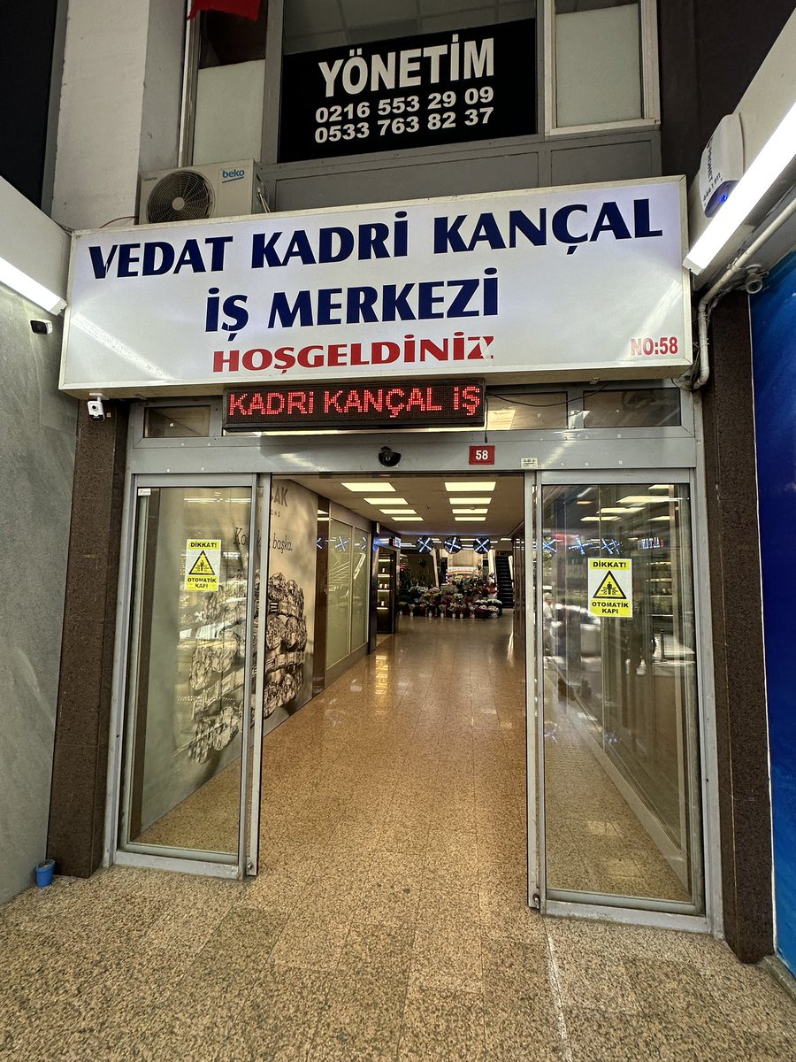 onderkayaistan1's tweet photo. Üsküdar’da hakimiyeti milliye caddesi üzerinde Vedat Kınçal iş merkezinin içinde bulunan Köfteci Arnavut.  Tavuk şişi de köftesi de leziz ve suludur. Sosu ve piyazı da çok iyidir. Yolunuz geçerse şayanı tavsiyedir. Çarşıda ayrıca bir de sahaf var onu da es geçmeyiniz. https://t.co/oN79ptQ4pt