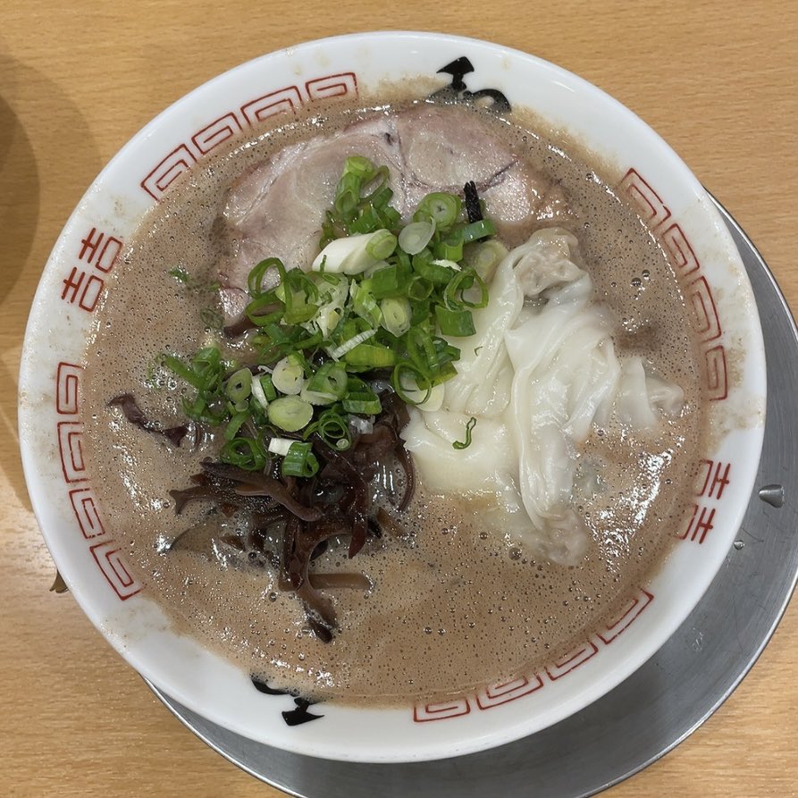 pmpmk2ana's tweet photo. 博多ラーメン和@赤坂！美味い！いつも夜しかいけないから初めて店主さん見た！東京で１番うまとんこつ！！ https://t.co/9AStas9936