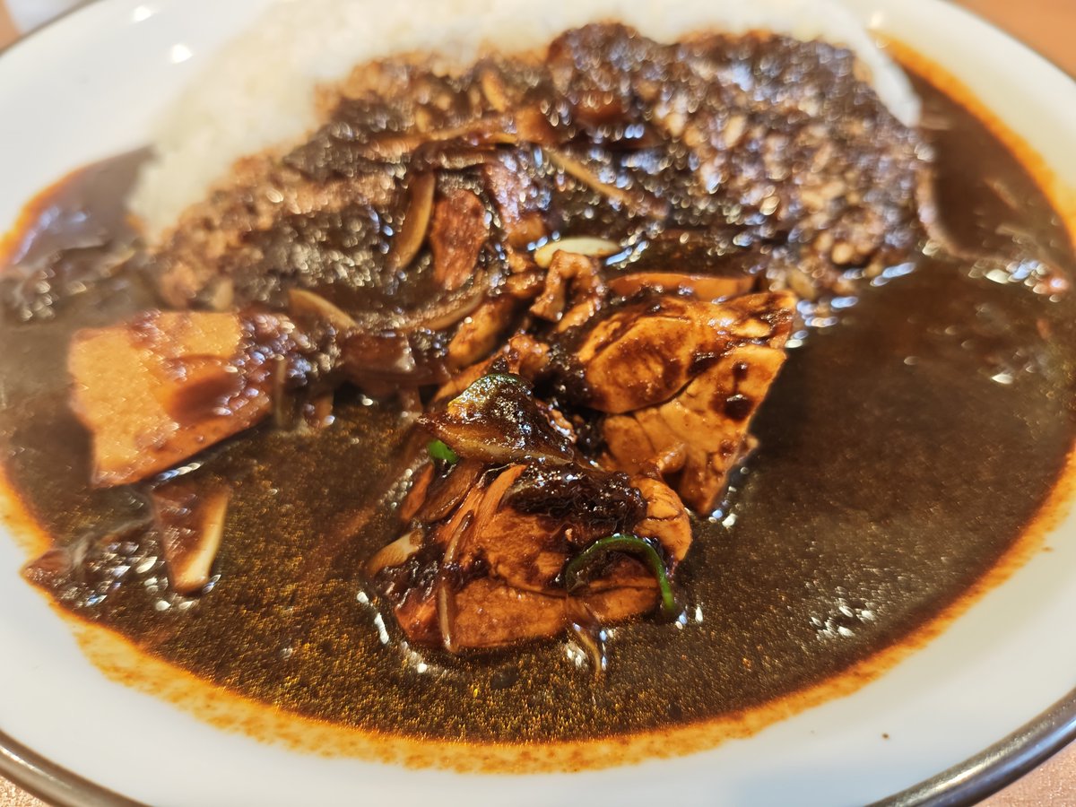 Harimau_Inari's tweet photo. 本日のもぐもぐ🍛
気になってたラホール外神田店へ。外神田と言うかアキバのど真ん中😀

チキンカレー(ブラック･辛2)
と基本から😊見た目より辛ない。ルーは飲み物みたいにズルズルと😋うまうま。直ぐ食べちゃった🍴✨ https://t.co/5l83H4HoSt