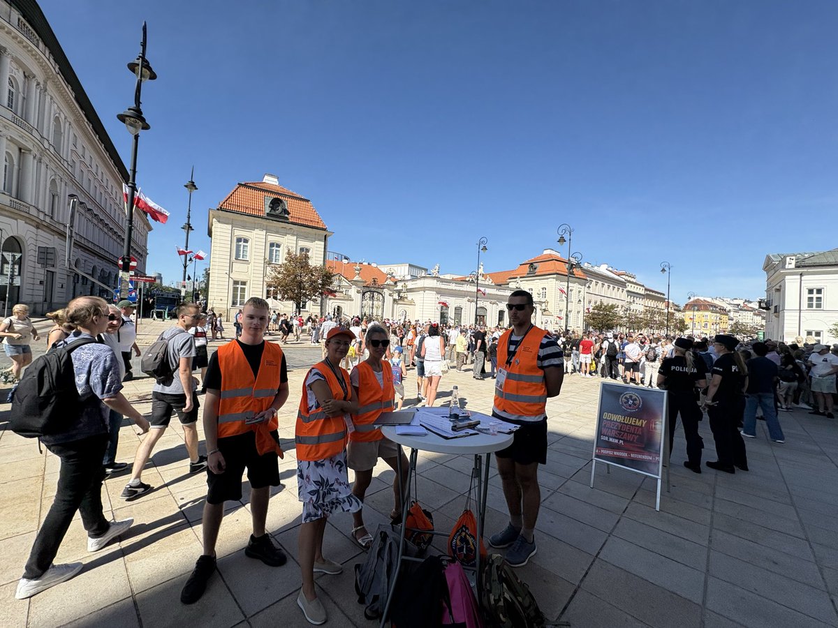 OliwkaI2025's tweet photo. Dziś akcja referendalna na Krakowskim Przedmieściu i Placu Zamkowym.

Zapraszamy wszystkich którzy jeszcze nie złożyli podpisów. 
#sorwaw https://t.co/l50OFHZPJz