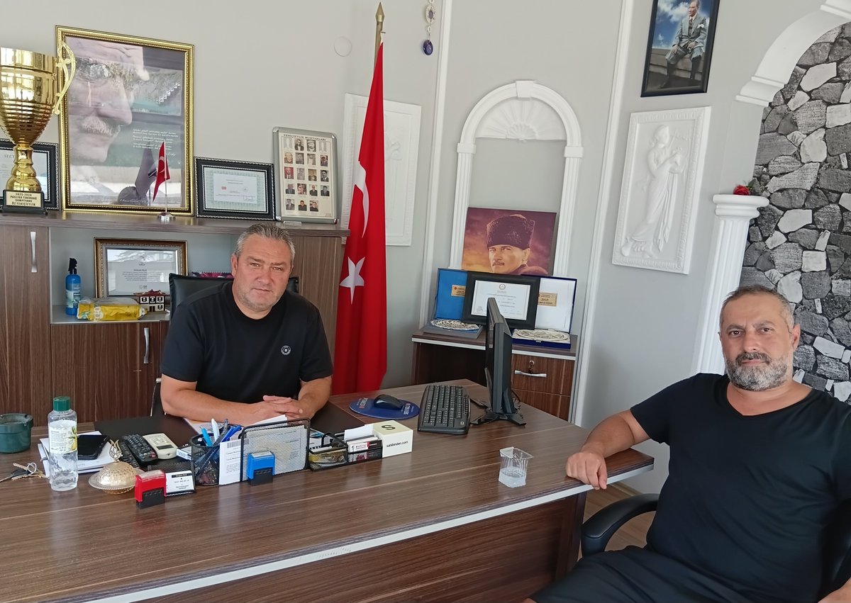 batal_murat's tweet photo. Cuma namazı sonrası Marmaraereğlisi Yeniçiftlik Mahallesi Muhtarı Sn. Doğan Filiz'i ziyaret ettik.
Misafirperverliği için teşekkür ederiz. https://t.co/Xzzoma3d50