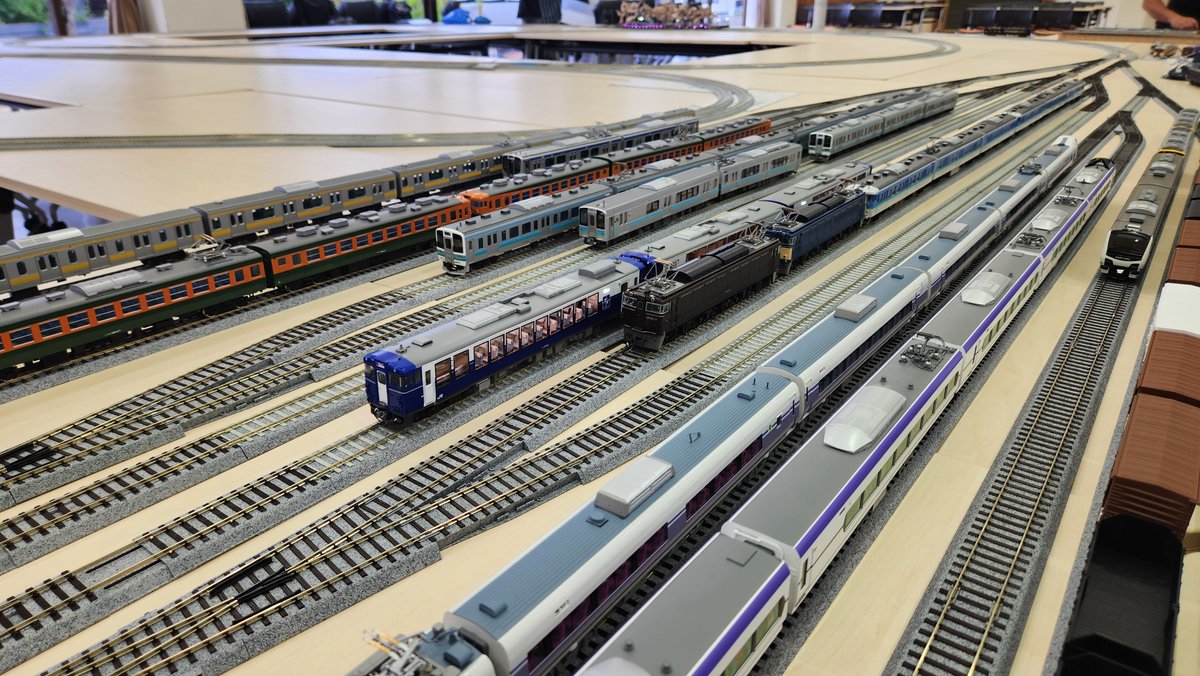 joyjoy_model's tweet photo. 本日のJOY鉄会HOレイアウト初めて大型ヤードを敷設でしました🔰

出発(順番)待ちの車両はヤードで待機できるようになり、自分の運転時間になったらサッと出発。並べば壮観と相乗効果も。

今後は更に有効長を伸ばし新幹線16両フル対応とヤード拡大、本線に長い直線区間を設けるなどいろいろご意見を回収。

#JOY鉄会