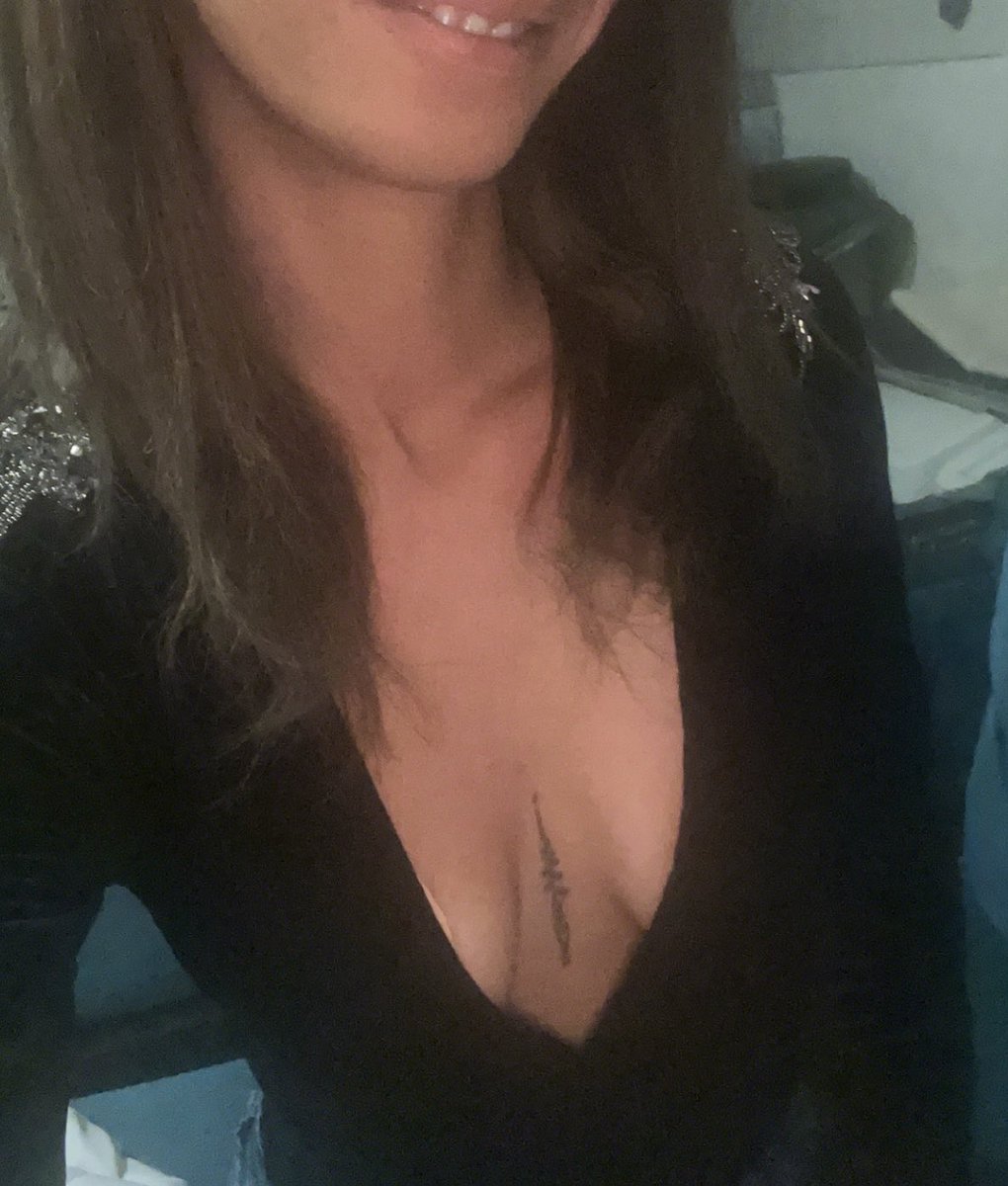 DominaDjebali's tweet photo. Bonjour 🦮🦮🦮🦮 

#maghrébine #marocaine #92ii #soumis #moneyslave #findom #slave #domina #moneymiss #atm #reine #lalla #botte #feet #pied https://t.co/FbS9qS8uQB