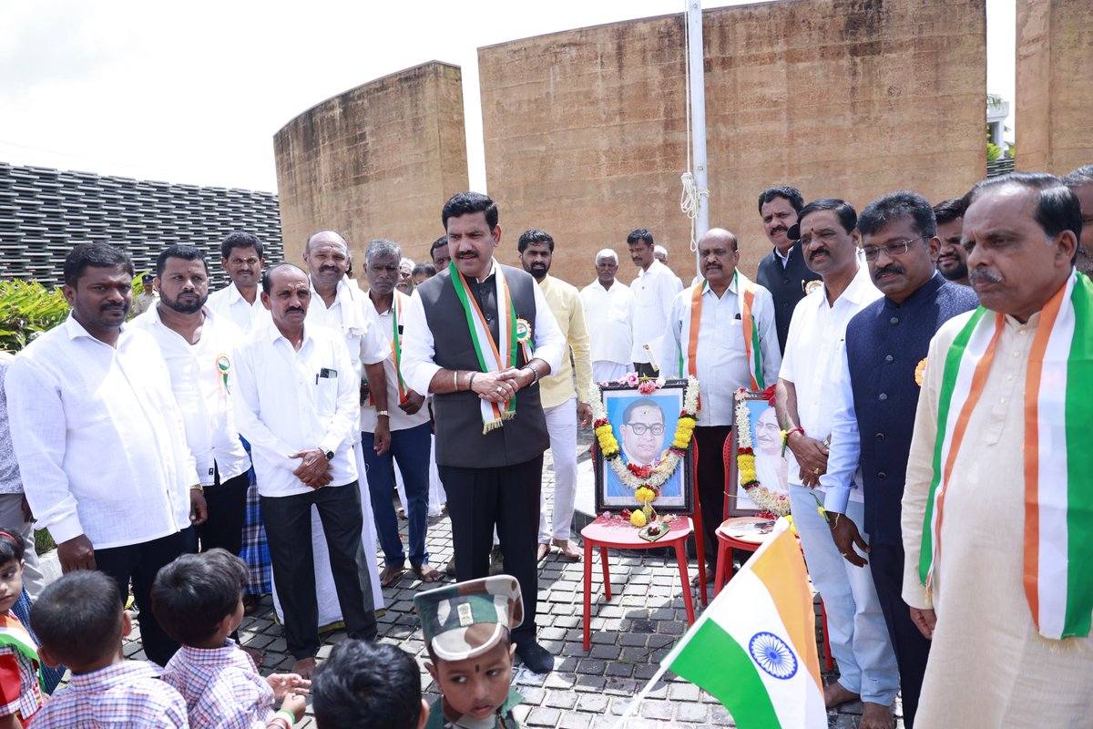 BYVijayendra's tweet photo. "ಏಸೂರು ಕೊಟ್ಟರೂ ಈಸೂರು ಕೊಡೆವು" ಎಂಬ ಸಿಂಹಘರ್ಜನೆಯೊಂದಿಗೆ ಬ್ರಿಟಿಷ್ ಸಾಮ್ರಾಜ್ಯಶಾಹಿಯ ವಿರುದ್ಧ ಕೆಚ್ಛೆದೆಯಿಂದ ಸೆಡ್ಡು ಹೊಡೆದು, ಆಕ್ರಮಣಕಾರರ ಎದೆಯಲ್ಲಿ ನಡುಕ ಹುಟ್ಟಿಸಿ, ಭಾರತದಲ್ಲೇ ಮೊದಲ ಸ್ವತಂತ್ರ ಸರ್ಕಾರ ಘೋಷಿಸಿದ ಕ್ರಾಂತಿಯ ಭೂಮಿ ಈಸೂರಿನ ಎಲ್ಲ ಶೂರ, ಹುತಾತ್ಮ ಹೋರಾಟಗಾರರ ಸ್ಮಾರಕಕ್ಕೆ, 80ನೇ ಸ್ವಾತಂತ್ರ್ಯ ದಿನಾಚರಣೆ ಅಂಗವಾಗಿ ಇಂದು ಭೇಟಿ ನೀಡಿ, ನಮಸ್ಕರಿಸಿ ಧನ್ಯತಾ ಭಾವ ಅನುಭವಿಸಿದೆ.

ಈ ಸಂದರ್ಭದಲ್ಲಿ ಹಿರಿಯರಾದ ಶ್ರೀ ಕೆ.ಎಸ್.ಗುರುಮೂರ್ತಿ, ಶ್ರೀ ಸಂಕ್ಲಾಪುರ ಹನುಮಂತಪ್ಪ, ಶ್ರೀ ಹುಲ್ಮಾರ್ ಮಹೇಶ್, ಮಾಜಿ ಡಿಸಿಸಿ ಬ್ಯಾಂಕ್ ಅಧ್ಯಕ್ಷ ಶ್ರೀ ಚನ್ನವೀರಪ್ಪ, ಶ್ರೀ ಅಶೋಕ್ ಮಾವಳ್ಳಿ, ಈಸೂರು ಪಂಚಾಯಿತಿ ಆಡಳಿತಾಧಿಕಾರಿ ಶ್ರೀ ರವಿ, ಶ್ರೀ ಬೆಣ್ಣೆ ಪ್ರವೀಣ್, ಶ್ರೀ ಗೋಣಿ ಸಂದೀಪ್, ಶ್ರೀ ಹುಚ್ಚುರಾಯಪ್ಪ ಸೇರಿದಂತೆ ಅನೇಕ ಪ್ರಮುಖರು ಜೊತೆಗಿದ್ದರು. 

ತಾಯ್ನಾಡಿನ ಗೌರವ ಮತ್ತು ಸ್ವರಾಜ್ಯಕ್ಕಾಗಿ ಜೀವ ತೆತ್ತ ಈಸೂರಿನ ವೀರ ಹುತಾತ್ಮರ ಬಲಿದಾನ ಪ್ರತಿಯೊಬ್ಬ ಭಾರತೀಯನ ಧಮನಿಯಲ್ಲೂ ದೇಶಪ್ರೇಮದ ಕಿಡಿಯನ್ನು ಜಾಗೃತಗೊಳಿಸುತ್ತದೆ. ಎಲ್ಲರೂ ಒಮ್ಮೆಯಾದರೂ ಈಸೂರಿನ ಈ ಪವಿತ್ರ ಸ್ವಾತಂತ್ರ್ಯ ಸ್ಮಾರಕಕ್ಕೆ ಭೇಟಿ ನೀಡಲೇಬೇಕು ಎಂದು ಕೋರುತ್ತೇನೆ.