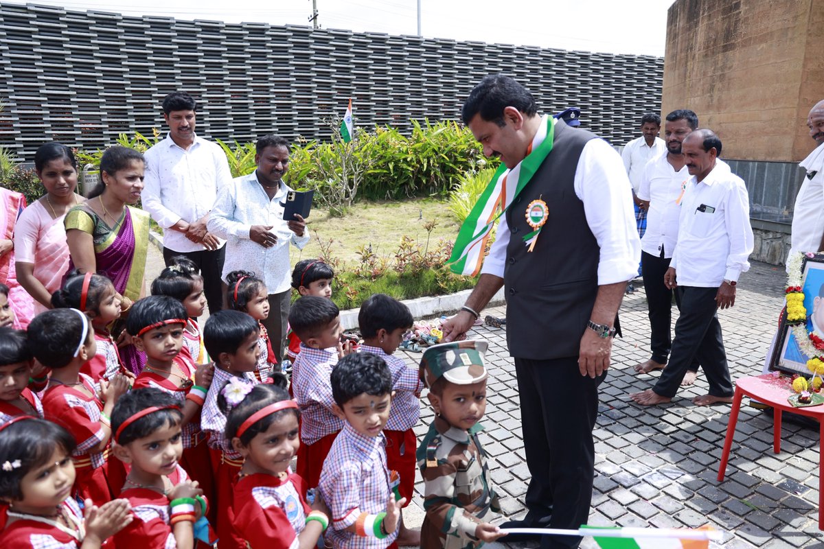 BYVijayendra's tweet photo. "ಏಸೂರು ಕೊಟ್ಟರೂ ಈಸೂರು ಕೊಡೆವು" ಎಂಬ ಸಿಂಹಘರ್ಜನೆಯೊಂದಿಗೆ ಬ್ರಿಟಿಷ್ ಸಾಮ್ರಾಜ್ಯಶಾಹಿಯ ವಿರುದ್ಧ ಕೆಚ್ಛೆದೆಯಿಂದ ಸೆಡ್ಡು ಹೊಡೆದು, ಆಕ್ರಮಣಕಾರರ ಎದೆಯಲ್ಲಿ ನಡುಕ ಹುಟ್ಟಿಸಿ, ಭಾರತದಲ್ಲೇ ಮೊದಲ ಸ್ವತಂತ್ರ ಸರ್ಕಾರ ಘೋಷಿಸಿದ ಕ್ರಾಂತಿಯ ಭೂಮಿ ಈಸೂರಿನ ಎಲ್ಲ ಶೂರ, ಹುತಾತ್ಮ ಹೋರಾಟಗಾರರ ಸ್ಮಾರಕಕ್ಕೆ, 80ನೇ ಸ್ವಾತಂತ್ರ್ಯ ದಿನಾಚರಣೆ ಅಂಗವಾಗಿ ಇಂದು ಭೇಟಿ ನೀಡಿ, ನಮಸ್ಕರಿಸಿ ಧನ್ಯತಾ ಭಾವ ಅನುಭವಿಸಿದೆ.

ಈ ಸಂದರ್ಭದಲ್ಲಿ ಹಿರಿಯರಾದ ಶ್ರೀ ಕೆ.ಎಸ್.ಗುರುಮೂರ್ತಿ, ಶ್ರೀ ಸಂಕ್ಲಾಪುರ ಹನುಮಂತಪ್ಪ, ಶ್ರೀ ಹುಲ್ಮಾರ್ ಮಹೇಶ್, ಮಾಜಿ ಡಿಸಿಸಿ ಬ್ಯಾಂಕ್ ಅಧ್ಯಕ್ಷ ಶ್ರೀ ಚನ್ನವೀರಪ್ಪ, ಶ್ರೀ ಅಶೋಕ್ ಮಾವಳ್ಳಿ, ಈಸೂರು ಪಂಚಾಯಿತಿ ಆಡಳಿತಾಧಿಕಾರಿ ಶ್ರೀ ರವಿ, ಶ್ರೀ ಬೆಣ್ಣೆ ಪ್ರವೀಣ್, ಶ್ರೀ ಗೋಣಿ ಸಂದೀಪ್, ಶ್ರೀ ಹುಚ್ಚುರಾಯಪ್ಪ ಸೇರಿದಂತೆ ಅನೇಕ ಪ್ರಮುಖರು ಜೊತೆಗಿದ್ದರು. 

ತಾಯ್ನಾಡಿನ ಗೌರವ ಮತ್ತು ಸ್ವರಾಜ್ಯಕ್ಕಾಗಿ ಜೀವ ತೆತ್ತ ಈಸೂರಿನ ವೀರ ಹುತಾತ್ಮರ ಬಲಿದಾನ ಪ್ರತಿಯೊಬ್ಬ ಭಾರತೀಯನ ಧಮನಿಯಲ್ಲೂ ದೇಶಪ್ರೇಮದ ಕಿಡಿಯನ್ನು ಜಾಗೃತಗೊಳಿಸುತ್ತದೆ. ಎಲ್ಲರೂ ಒಮ್ಮೆಯಾದರೂ ಈಸೂರಿನ ಈ ಪವಿತ್ರ ಸ್ವಾತಂತ್ರ್ಯ ಸ್ಮಾರಕಕ್ಕೆ ಭೇಟಿ ನೀಡಲೇಬೇಕು ಎಂದು ಕೋರುತ್ತೇನೆ.