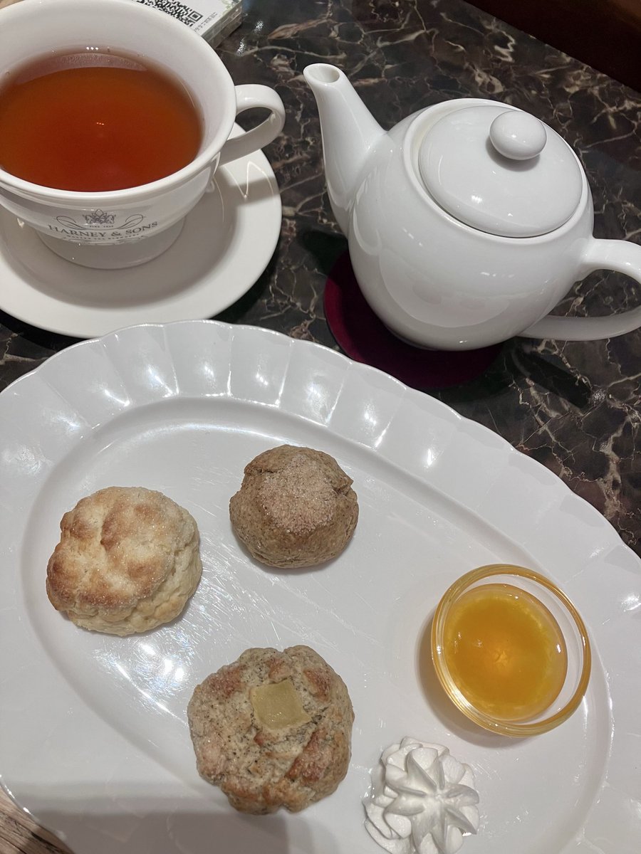 lowleys_'s tweet photo. 🫖 HARNEY &amp; SONS デカフェバニラコモロ
🍪スコーン　プレーン、セイロン、シナモン

お買い物の後にそのまま帰るわけにはいかない🥺
HARNEY &amp; SONSでしっかり紅茶補給💕

#木漏れ日のお茶会
#茶好連
#ハニーアンドサンズ
#デカフェ
#カフェ https://t.co/ryljIarUv7