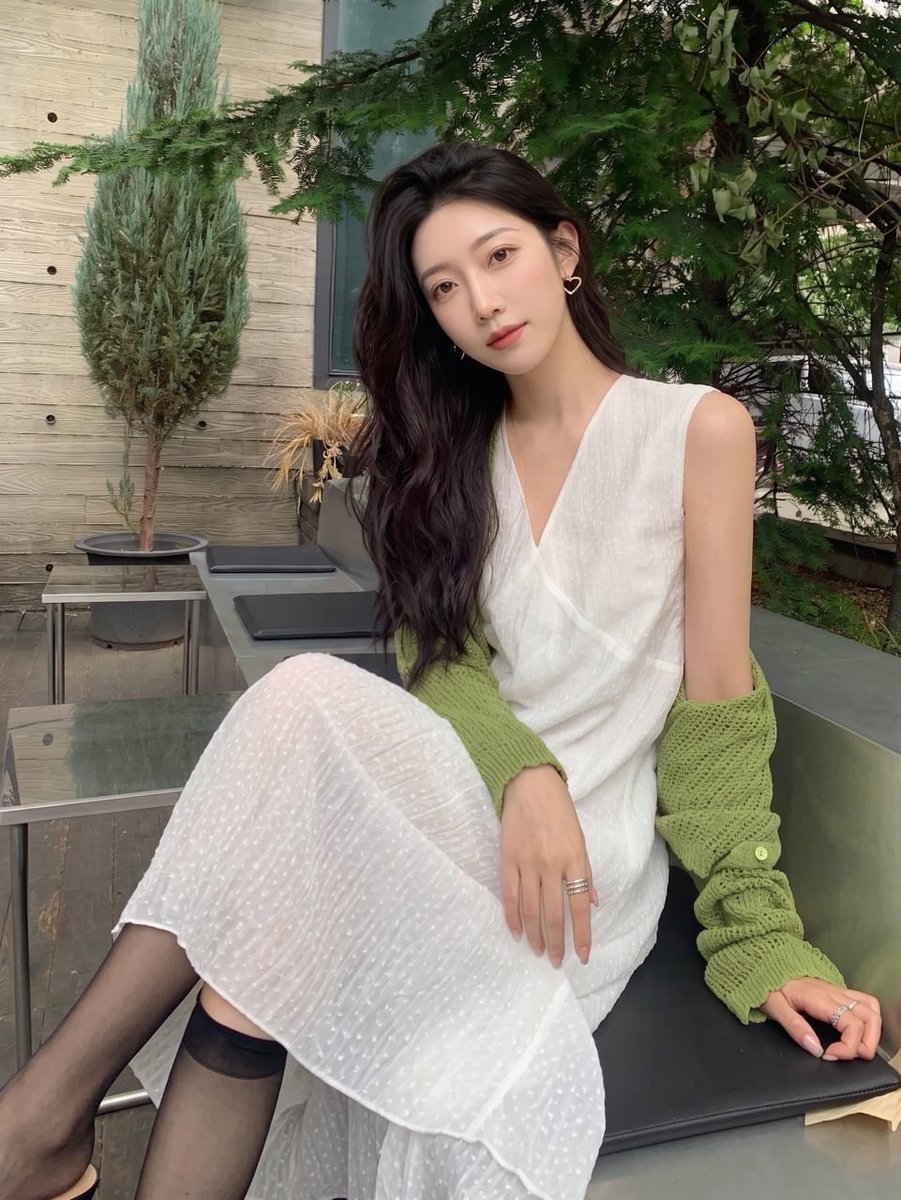 LopezBerna56069's tweet photo. 督促他们好好学习的最好办法，大概就是告诉他们：表现好的人，可以坐第一排 https://t.co/OiJxbi1xi9