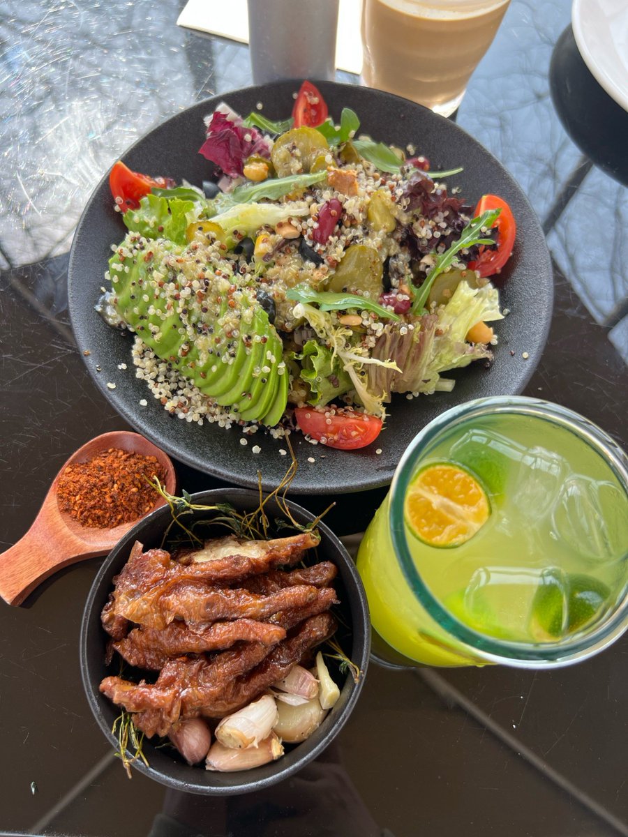 legolawarrior's tweet photo. Just grabbed a warm veggie wrap with hummus and fresh greens from the corner café—perfect quick bite for a busy weekday! https://t.co/eKyxsCYUhN