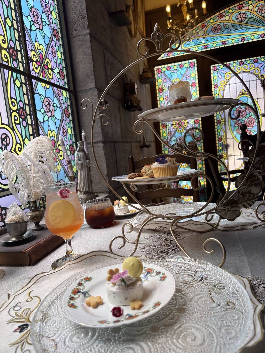 hana_WB_luv's tweet photo. 久しぶりのヌン活です！

Little magic cafe🌹
おとぎ話のような素敵な空間の中で
可愛くて美味しいアフヌンを堪能して
きました〜

お洋服はOZZのブラウスとaxesの
スカートでオールホワイトコーデ🤍
アクセは絃羽さんのメガネチェーン⛓️
#ozzon https://t.co/bw3eUrmNf2