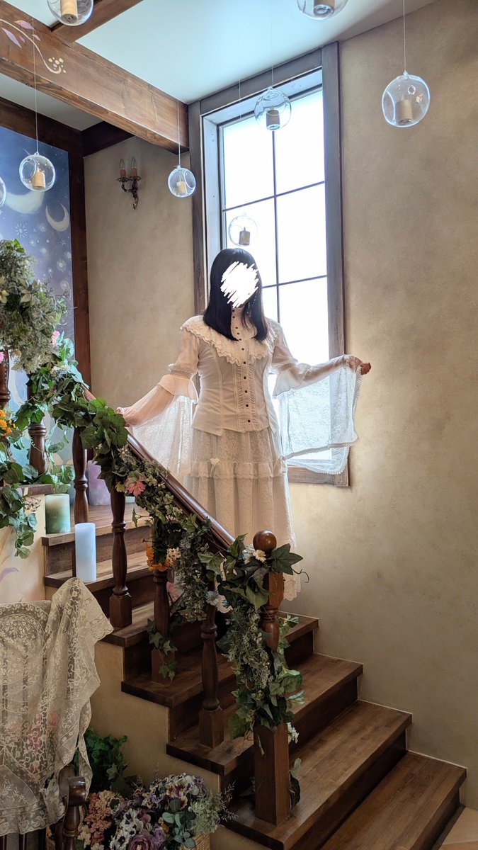 hana_WB_luv's tweet photo. 久しぶりのヌン活です！

Little magic cafe🌹
おとぎ話のような素敵な空間の中で
可愛くて美味しいアフヌンを堪能して
きました〜

お洋服はOZZのブラウスとaxesの
スカートでオールホワイトコーデ🤍
アクセは絃羽さんのメガネチェーン⛓️
#ozzon https://t.co/bw3eUrmNf2