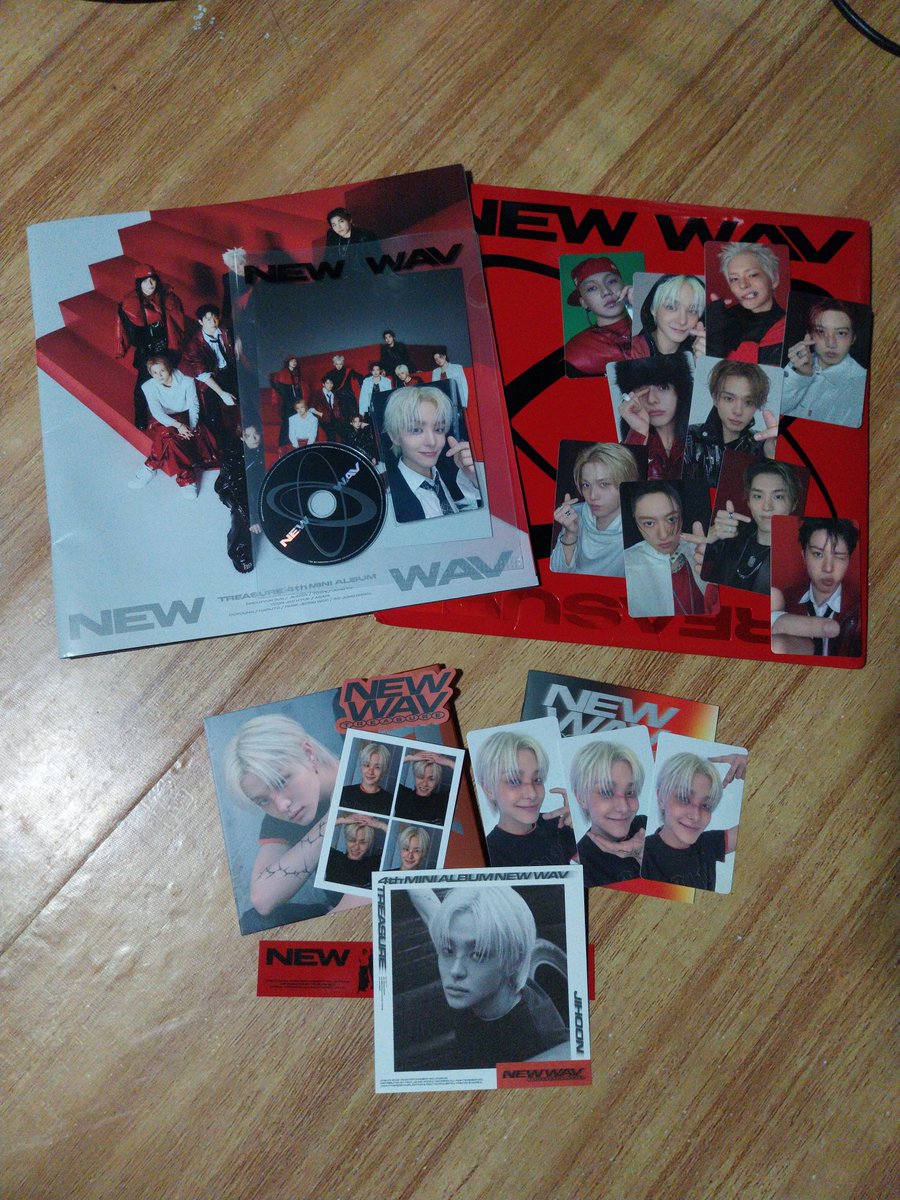 hooniesolo's tweet photo. thank you po for the smooth transaction @jikyupouts 💥 may jumpup pob pa hihi

the red ver. is like half of my pillow wthhh. i love the pics from this era so much https://t.co/ftzJbJt7p0