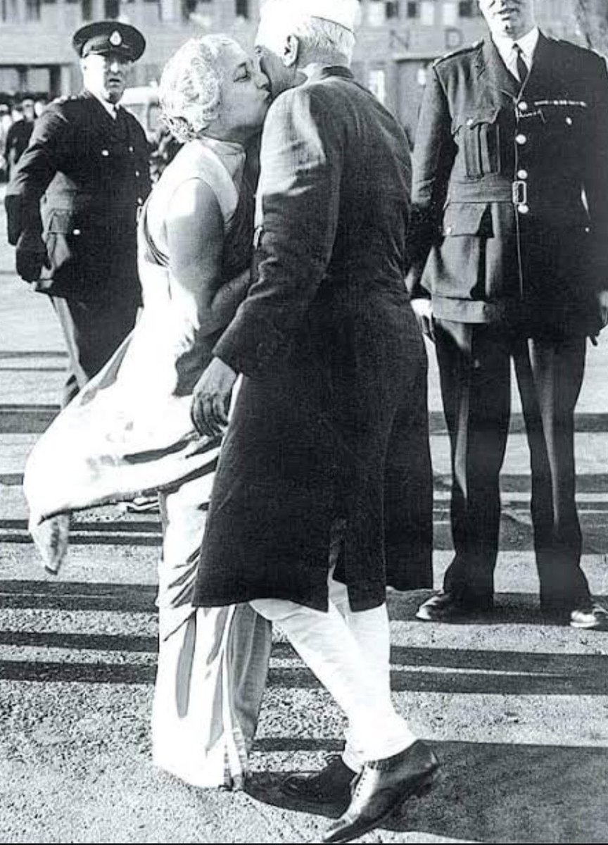 INCKerala's tweet photo. This is Vijayalakshmi Pandit kissing her brother Pandit Jawaharlal Nehru.

Modi has five siblings. Have you seen any photo of him with his siblings?

What does it tell you about the man? https://t.co/pPe71QsHWm