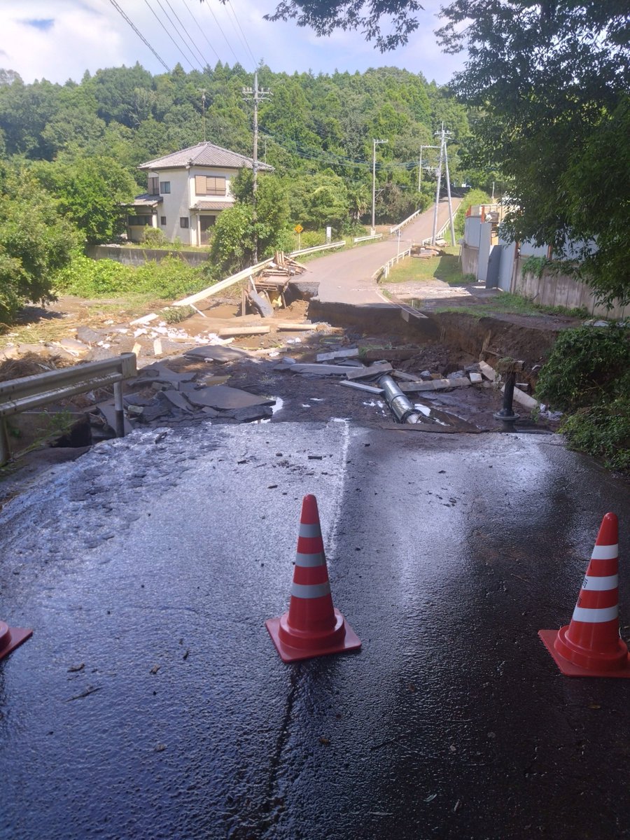 pyrope07's tweet photo. お墓参り行ったら、
隣の池水氾濫して､墓地と道路が水没してた｡
全く水引く気配ない
別場所は、道路崩壊してるし

#八街 も被害多いのよ😣
#千葉豪雨 https://t.co/sDbXVfuMNd