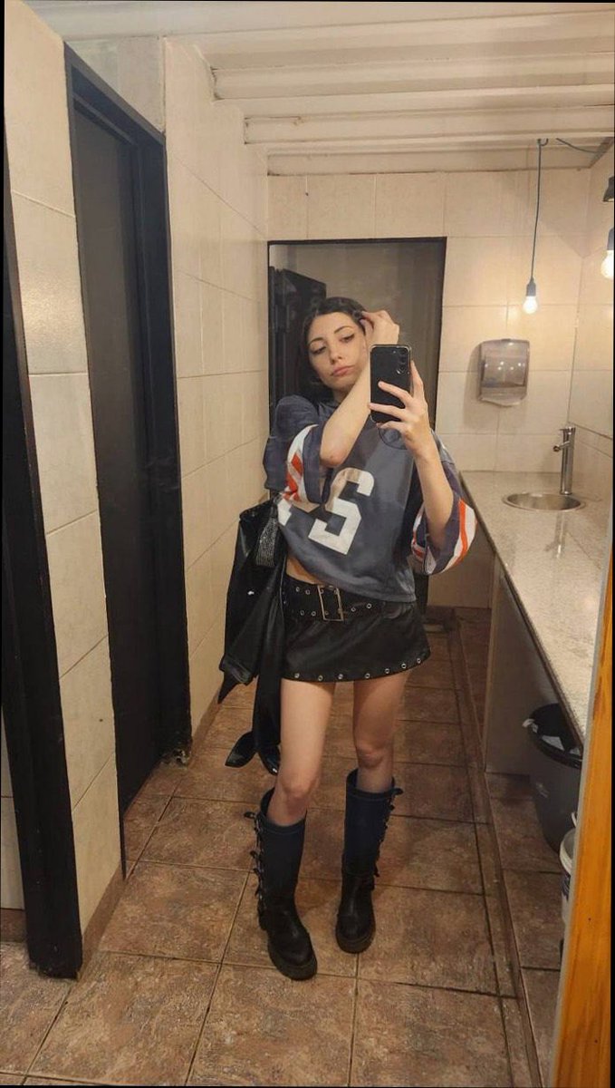 Ivaakw's tweet photo. lowkey falling apart but still cute. 👅 https://t.co/uaWKptbaw7