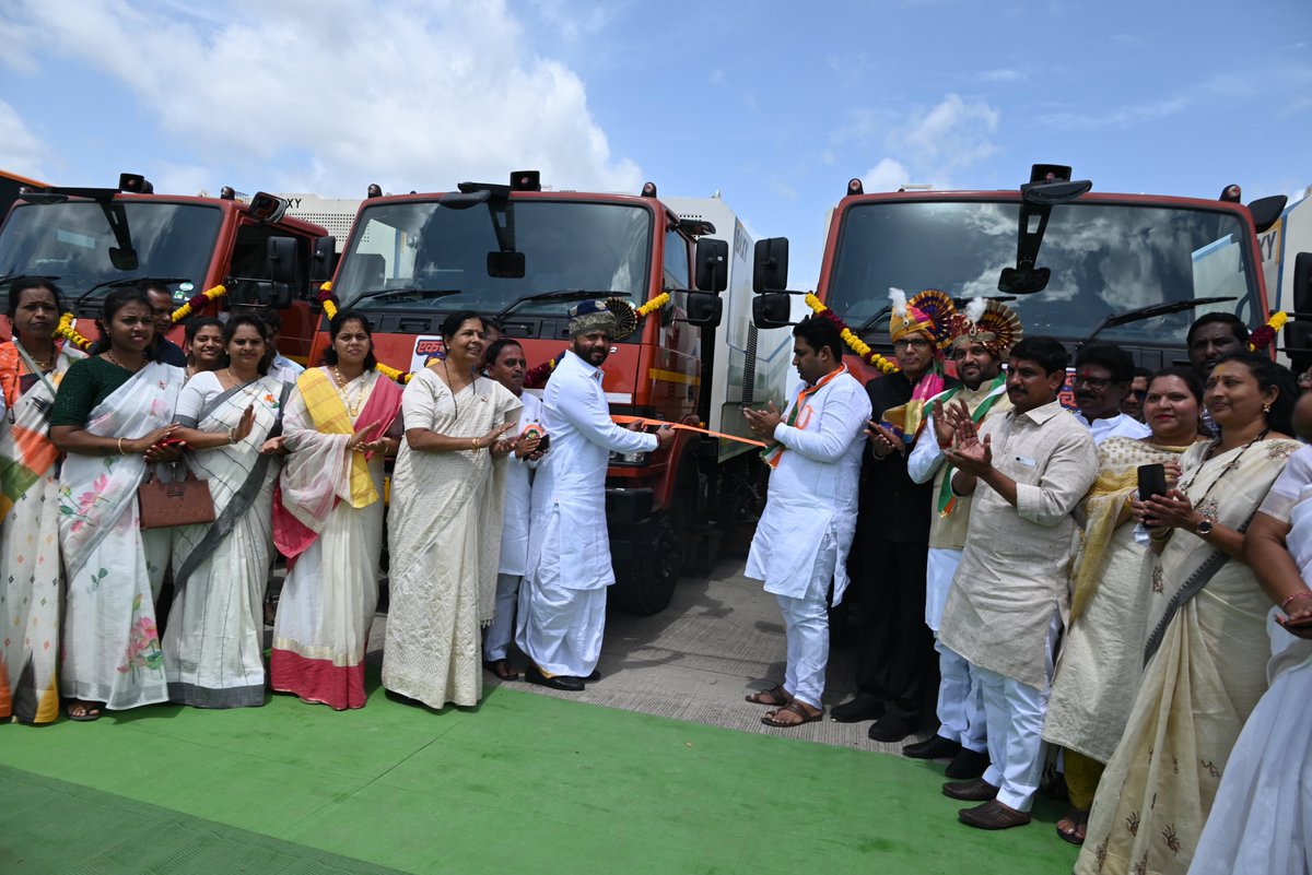 Info_Solapur's tweet photo. सोलापूर शहरासाठी केंद्र शासनाच्या योजनेतून 100 ई-सिटी बसेस मंजूर! 🚌⚡️
पहिल्या टप्प्यात 20 ई-बसेस उपलब्ध होणार असून 4 बसेस शहरात दाखल झाल्या आहेत. यामुळे नागरिकांना दर्जेदार, सुविधाजनक व पर्यावरणपूरक सार्वजनिक वाहतूक सेवा मिळणार आहे.
— पालकमंत्री जयकुमार गोरे
#Solapur #EBus https://t.co/wj2YCci33u