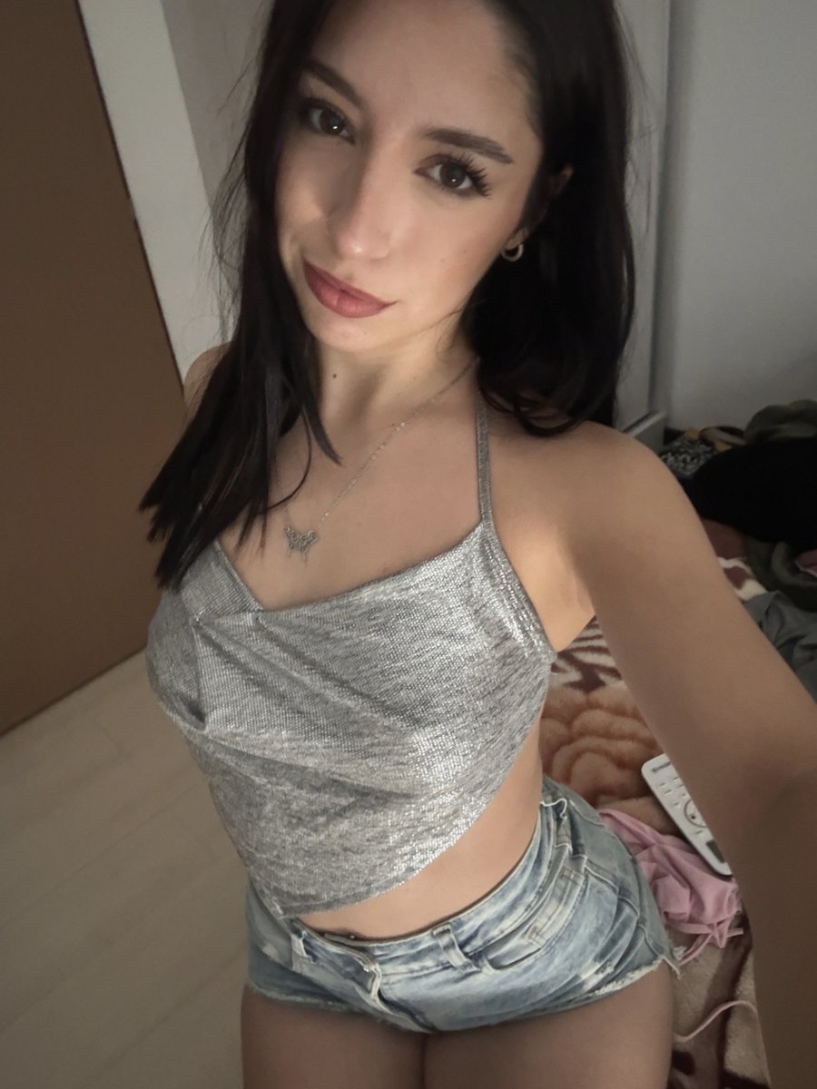 auraluna69's tweet photo. all for girls thriving and smiling ♡ https://t.co/Ye9VqRGoZY