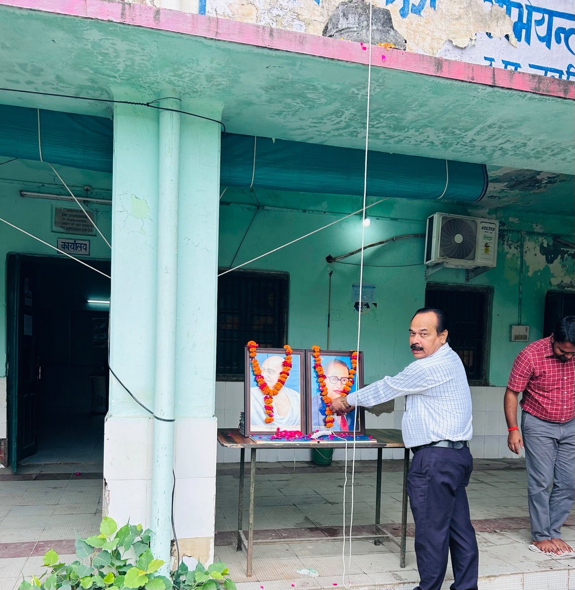 upjnretah's tweet photo. स्वतंत्रता दिवस के पावन अवसर पर जल निगम (ग्रामीण) एटा में 15 अगस्त को ध्वजारोहण कार्यक्रम आयोजित किया गया।

इस अवसर पर सहायक अभियंता एवं समस्त अधिकारी/कर्मचारी उपस्थित रहे।

@upswsm @DM_Etah @CDO_Etah

#HappyIndependenceDay #IndependenceDay  #JalJeevanMission #HarGharJal #Etah https://t.co/Ip9evT33r0