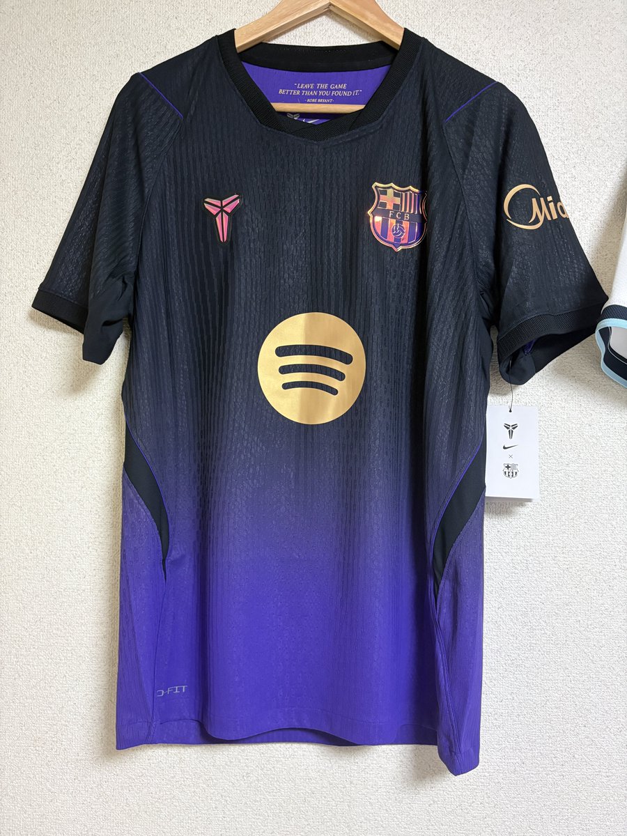 culefcb20150606's tweet photo. ついにアウェイユニきたー
オーセンにしたからエンブレムギラギラでカッコ良すぎる
思ってたより下の紫は主張強めな印象 https://t.co/63wOM7CkZu