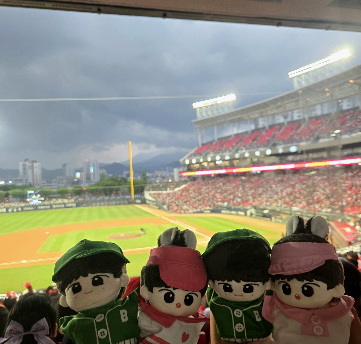 O_0_7726's tweet photo. 뽀삐들과 함께한 완벽했던 이틀💛💚
챔필은 처음 가본 거였는데 광주... 맛있는 거 너무 많아!! 먹산 레이더에 걸림😋
다음에는 시간을 좀 더 길게 잡고와서 이번에 못 먹은 거까지 호로로록 해주겟어!!! https://t.co/H3JGuuytDL