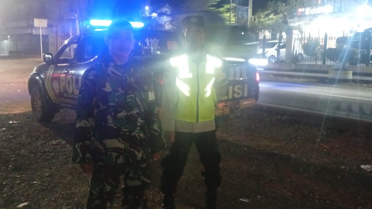 pendim0703clp's tweet photo. Babinsa dan Polsek Sidareja Patroli, Jaga Wilayah Tetap Kondusif https://t.co/JXAw6AHT7k