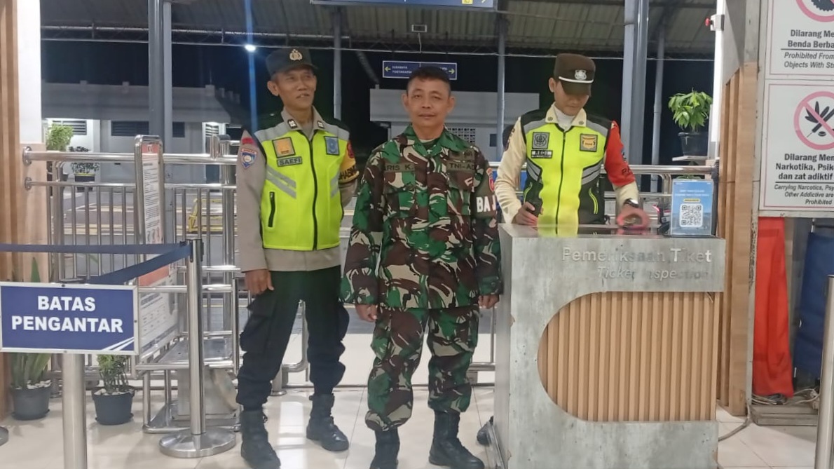 pendim0703clp's tweet photo. Babinsa dan Polsek Sidareja Patroli, Jaga Wilayah Tetap Kondusif https://t.co/JXAw6AHT7k