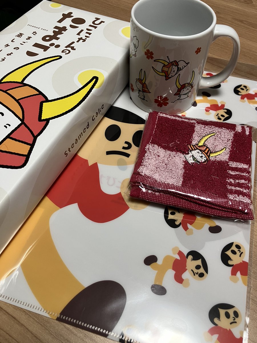 SSRFM's tweet photo. 彦根城
彦根城といえば「ひこにゃん」くらいの知識しか無いが行ってきた
城に入る為に炎天下のなか40分位並んだ
しかも伊吹山に備えたちょっと厚めの服装で…ずっと汗出てた

ひこにゃん初めて本物見た
めっちゃ可愛かった
普通に笑顔になった
お土産も買ってしまった https://t.co/SAp2sdxl6C