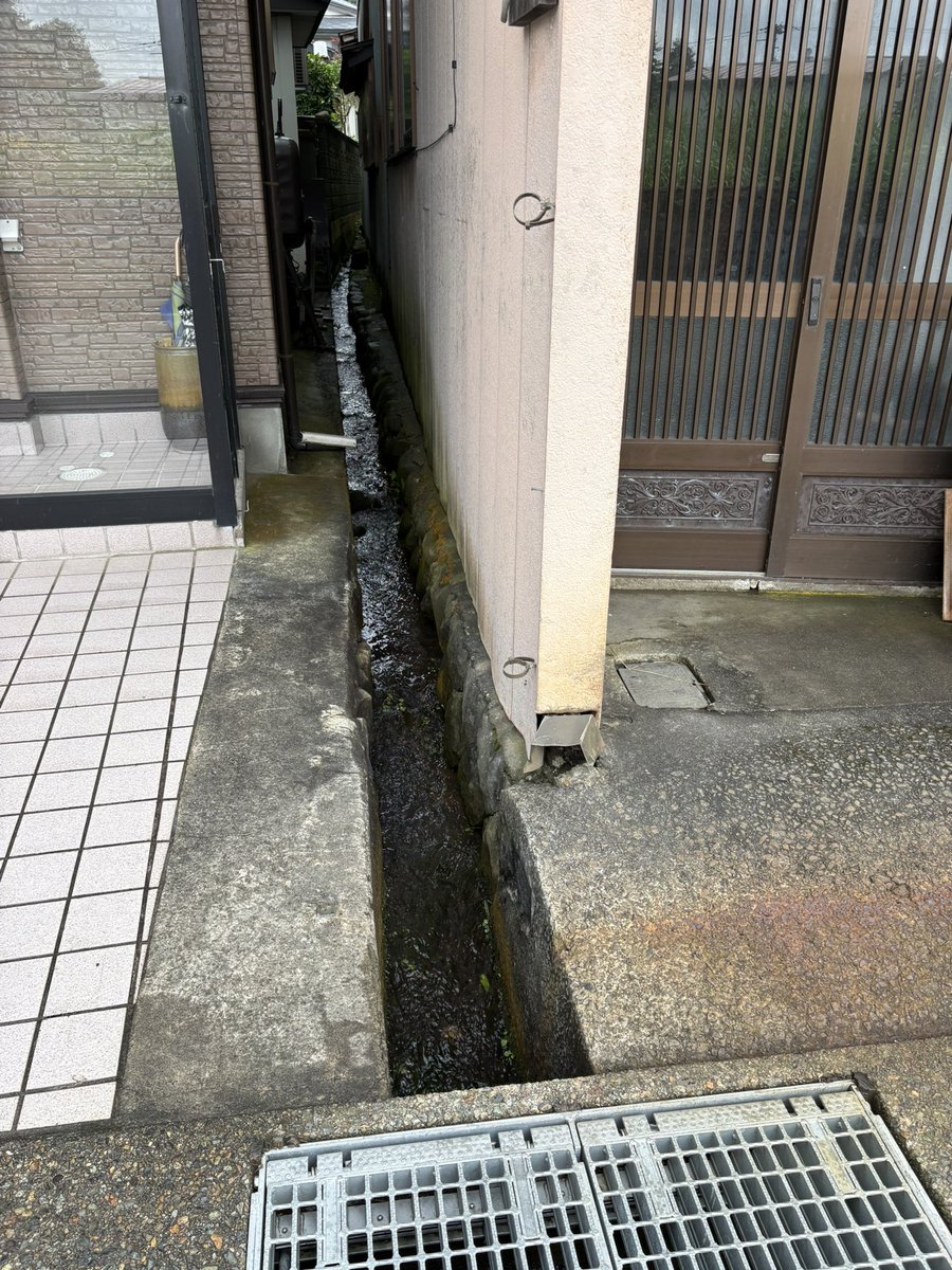 syumatsusyusyu's tweet photo. 家と家の間の水路 https://t.co/w1mQIBuhMa