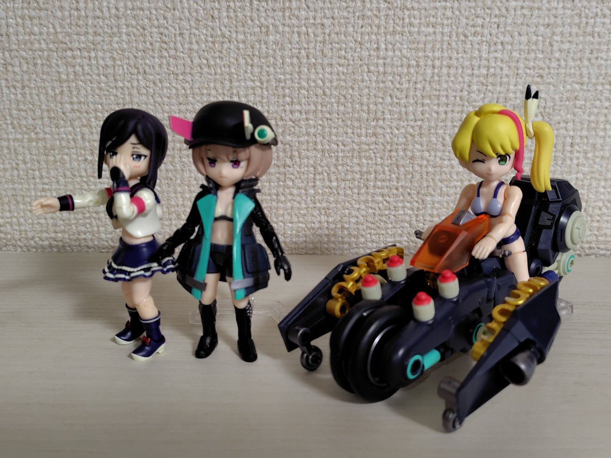 TsukimiQuest's tweet photo. 今日は新居に初めて友達を招待しました。
1人はアクアシューターズからの古参で、もう1人はリントラには触れてない方でしたが、自分のコレクションを触って貰ってキャラメイクを楽しんで貰ったり、余りパーツで生成した勇者の娘といくつかのダブり武器をプレゼントして布教しました（笑） https://t.co/gNWOQxBNCT