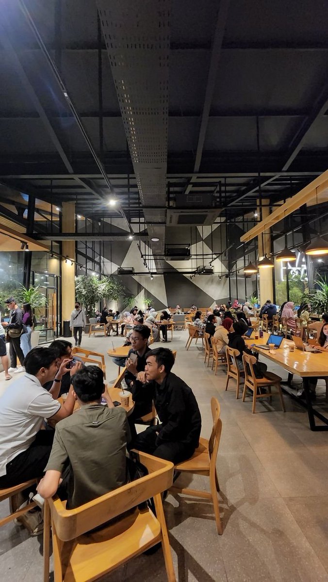 urflowerz's tweet photo. Tim kafe sepi atau kafe yang rame? https://t.co/5kaqqZhF95