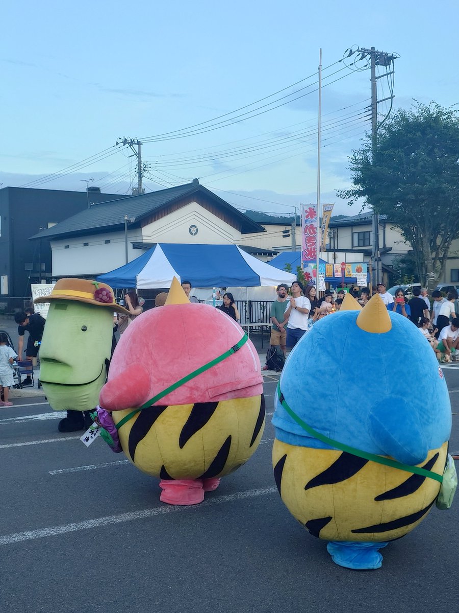 AndyS521201's tweet photo. そして、夜の部へ
新しい龍神輿の頭と、たかっき・はたっきときてけろくん、そして友人の店のタコ串とホタテ串とイベントで出店で売ってるハイボール
昼の部ではさすがにアルコール飲んだらヤバそうだったからこの時間まで我慢してた😅
だいぶ涼しいからもう飲める😆🎵 https://t.co/WdRCMYbTXc