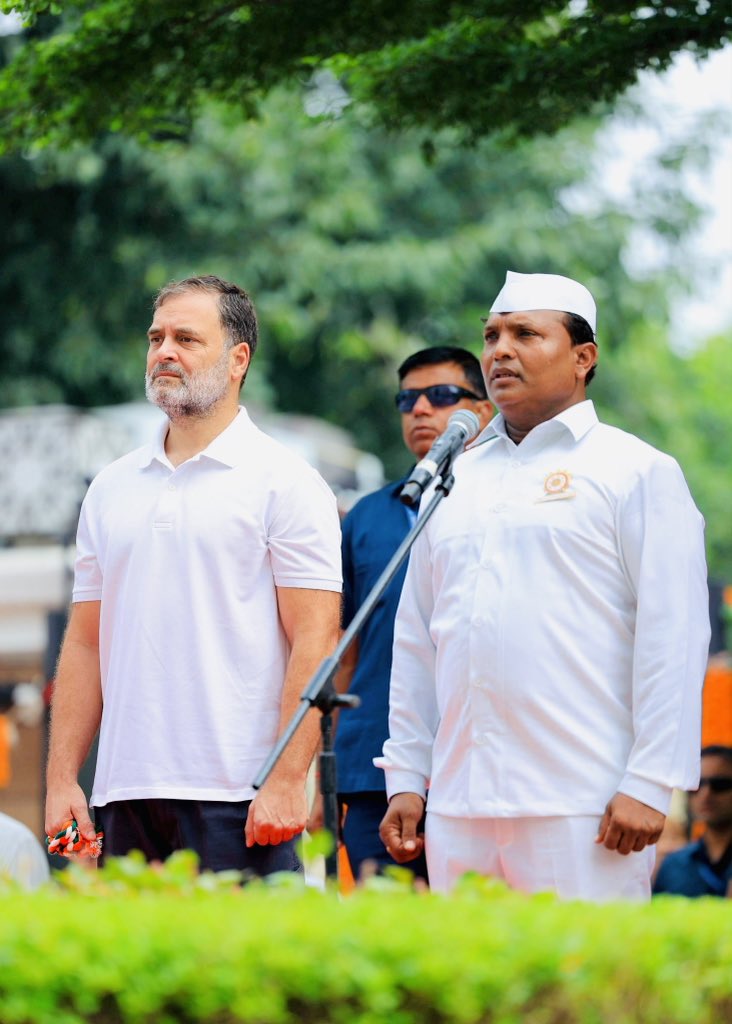 JavedSakras's tweet photo. आज स्वतंत्रता दिवस के पावन अवसर पर कांग्रेस मुख्यालय में आयोजित ध्वजारोहण कार्यक्रम में लोकसभा में नेता प्रतिपक्ष श्री राहुल गांधी जी एवं कांग्रेस सेवा दल के मुख्य संगठक श्री बी.वी. श्रीनिवास जी की गरिमामयी उपस्थिति रही। 🇮🇳 
@RahulGandhi @srinivasiyc https://t.co/eJulKkIdAO