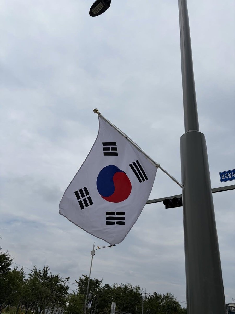 uchihagyut86553's tweet photo. 용인시의 만행

태극기를 거꾸로 달아놓음

그걸 길가는 시민이 바로 잡아 달아놓음 

국가기관이 미친거 같음 https://t.co/3yKQ5PVxwd