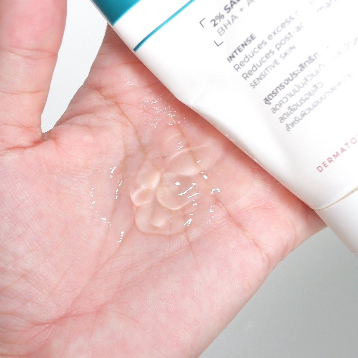 bhatranits's tweet photo. หมดหลอดจนตุนเพิ่มแล้ววว Eucerin Gel To Foam ยกให้เป็นคลีนเซอร์ลดสิวลูกรักเลย ส่วนตัวชอบเนื้อเค้ามากกก ตอนบีบออกมาเป็นเจล แต่พอโดนน้ำแล้วเปลี่ยนเป็นโฟมนุ่มๆ อ่อนโยนต่อผิวสุดๆ หลังล้างรู้สึกหน้าสะอาดเคลียร์ผิวดีมาก แต่ไม่แห้งตึง พวกสิวอุดตันกับรอยสิวลดลงดีมาก ใครกำลังหาคลีนเซอร์ลดสิวที่อ่อนโยน คุมมัน คุมสิวแนะนำหลอดนี้เลย
#Eucerin #ใช้ดีบอกต่อ #สิว