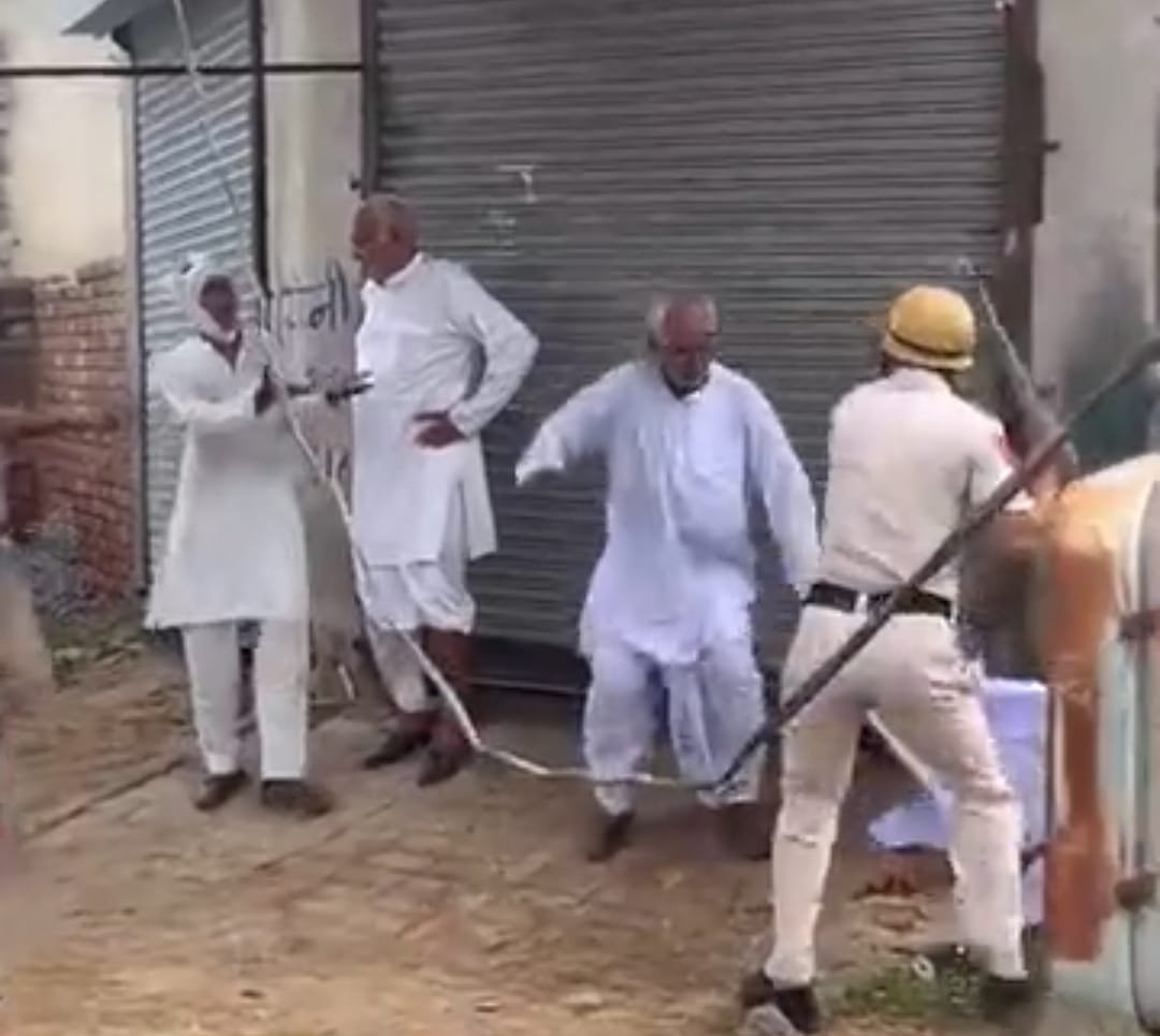 Dchautala's tweet photo. अंग्रेजी हकूमत से आजादी का मतलब था, पुलिस की बर्बरता से आजादी, सरकर के शोषण से आजादी, अन्याय, अत्याचार और असमानता से आजादी। लेकिन जिस तरीके से आज हांसी में शांतिपूर्ण प्रदर्शन कर रहे ग्रामवासियों को लाठियों से पीटा गया है, जो बर्बरता आज हांसी में सरकार के आदेश पर हुई, तब इस आजादी का, देशभक्ति के इस पर्व का कोई महत्व नहीं रह जाता। जिस परिवार से एक व्यक्ति की हत्या हुई है, उस परिवार द्वारा सरकार से जाँच की माँग करने पर लाठियाँ के आदेश तो अंग्रेजी सरकार भी नहीं देती थी। मुख्यमंत्री जी, अत्याचार के मामले में आपकी सरकार तो अंग्रेजों से भी बहुत आगे निकल गई है। 

जात-धर्म और लाठियाँ,जहाँ सरकार की बुनियाद हो,
क्या भगत सिंह चाहते थे, उसका ऐसा देश आजाद हो।
#independence