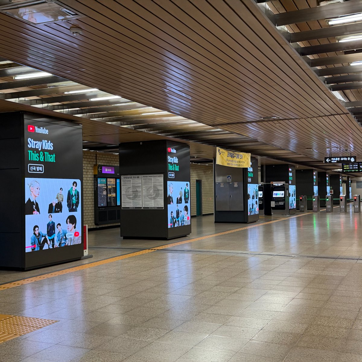 Stray_Kids's tweet photo. [스키지기]

홍대입구역과 성수역에 나타난 스키즈의 ‘THIS & THAT’🚚

Catch Stray Kids ‘THIS & THAT’ lighting up Hongik Univ. and Seongsu Station in Seoul💖
Thanks to @YouTube !

Listen to "THIS & THAT" now🚚
https://t.co/r6X8izNhSb

Listen to "This & That (This Remixes)" now⬅️
https://t.co/tMi1p1OJlW

Listen to "This & That (That Remixes)" now➡️
https://t.co/3Fif2MeQil

#StrayKids #스트레이키즈
#THIS_AND_THAT
#StrayKidsComeback
#YouMakeStrayKidsStay